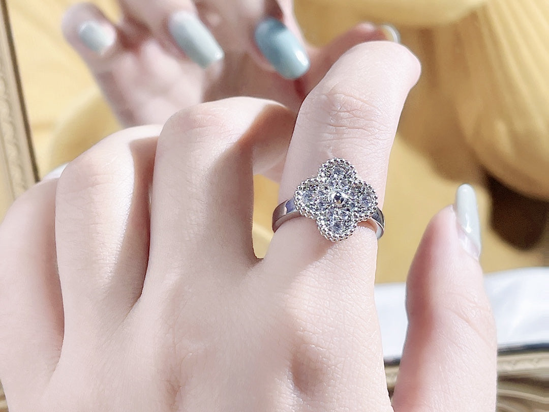 ¡®Lume Jewelry¡¯CLOVER DIAMOND RING