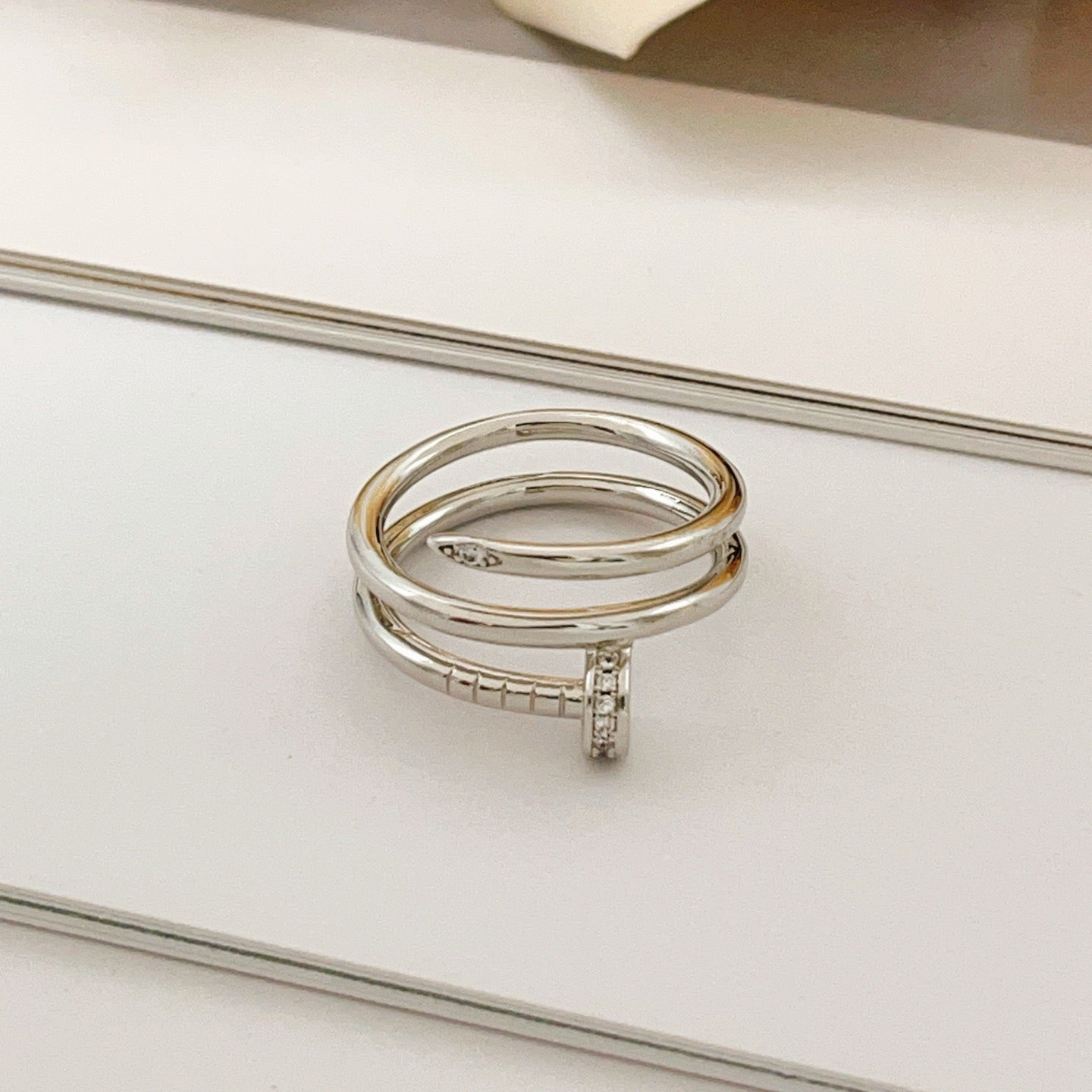 ¡®Lume Jewelry¡¯Juste un Clou Double‑Loop Diamond‑Set Ring