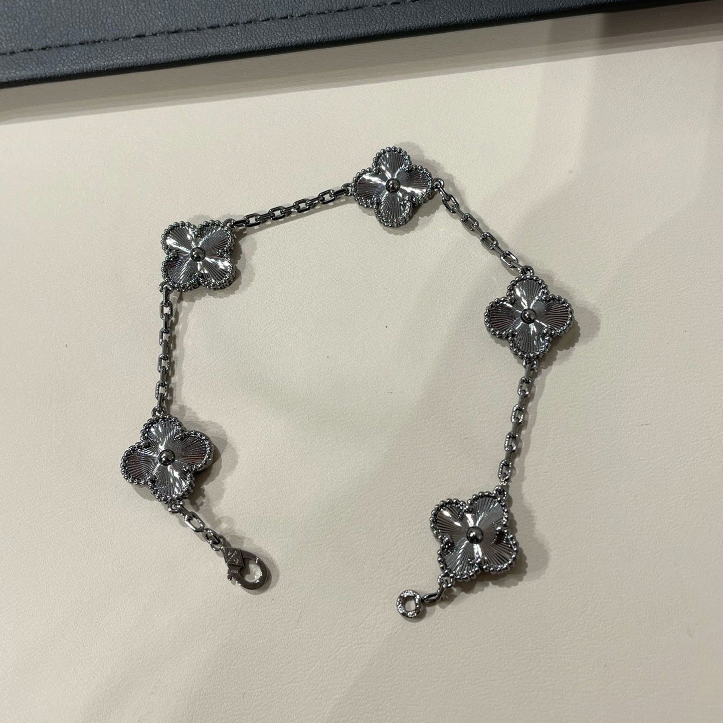 [Lume Jewelry]New CLOVER 5 MOTIF BLACK BRACELET