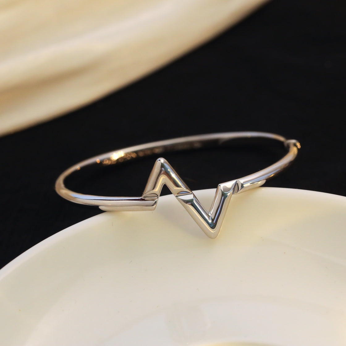 ¡®Lume Jewelry¡¯VOLTE UPSITE DOWN BRACELET