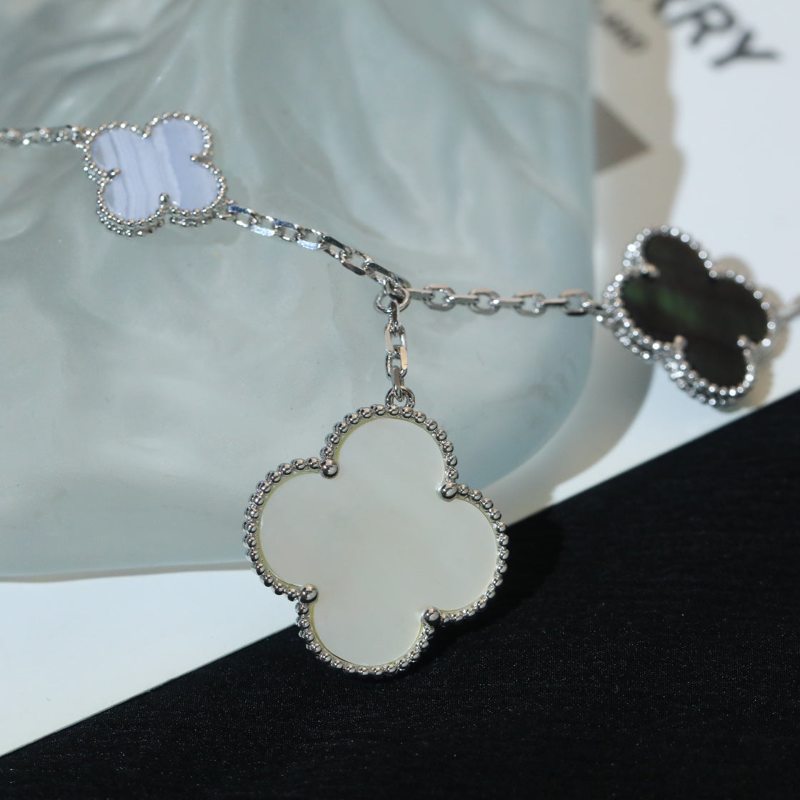 ¡®Lume Jewelry¡¯CLOVER BRACELET 5 MOTIFS MOP CHALCEDONY SILVER