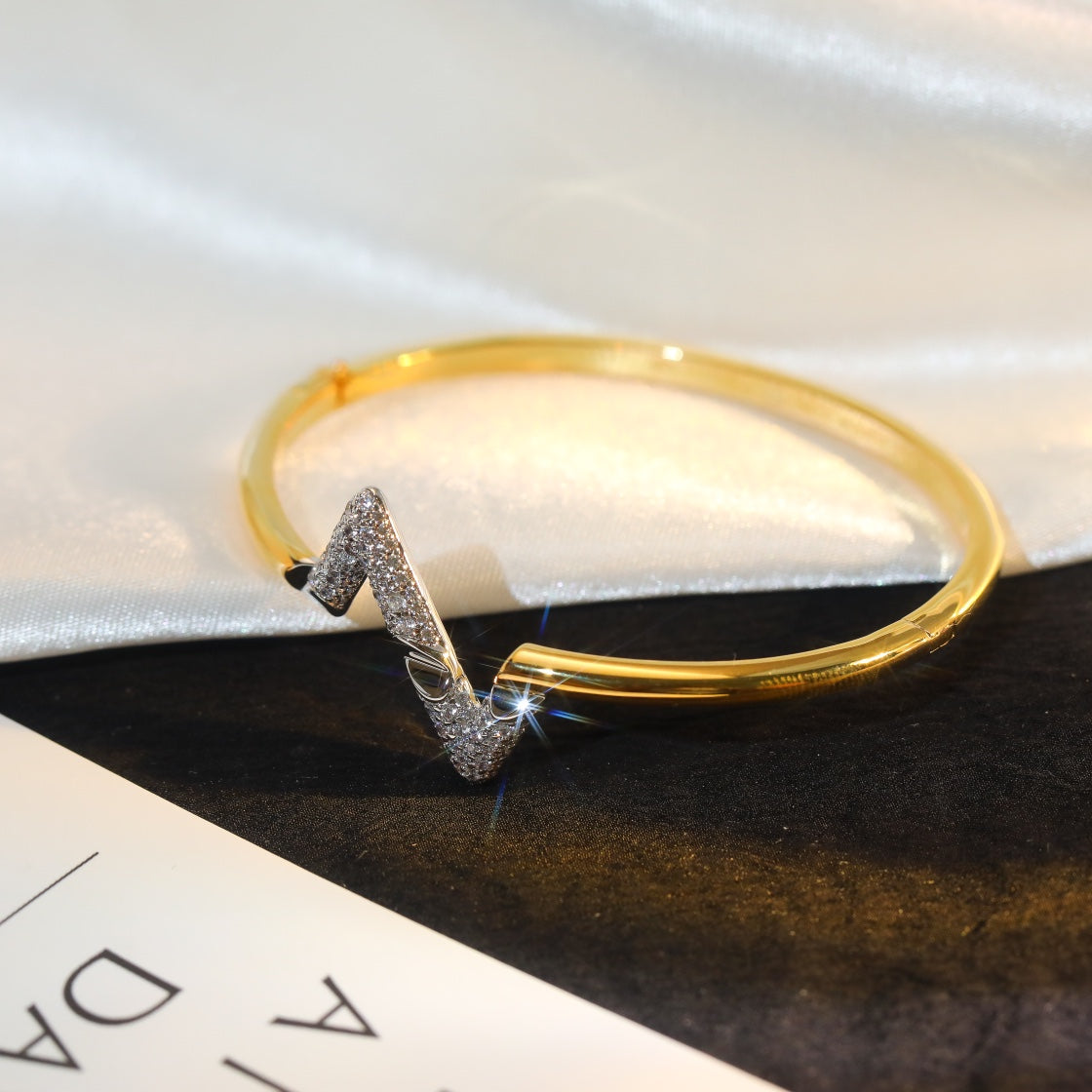 ¡®Lume Jewelry¡¯VOLTE UPSITE DOWN GOLD DIAMOND BRACELET