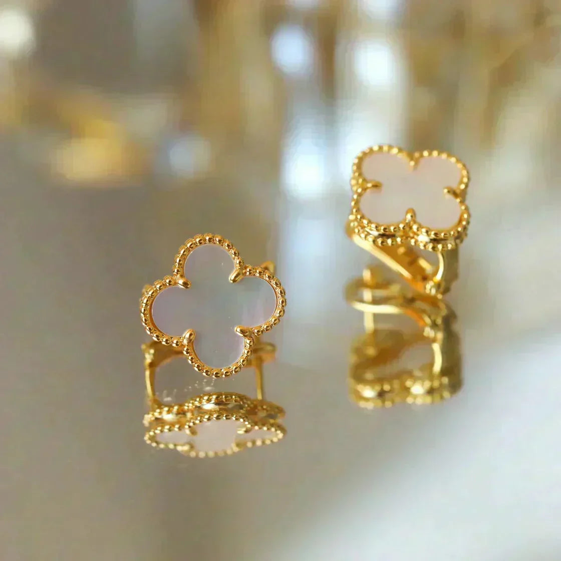 ¡®Lume Jewelry¡¯CLOVER MEDIUM 1 MOTIFS  WHITE MOP STUD EARRINGS