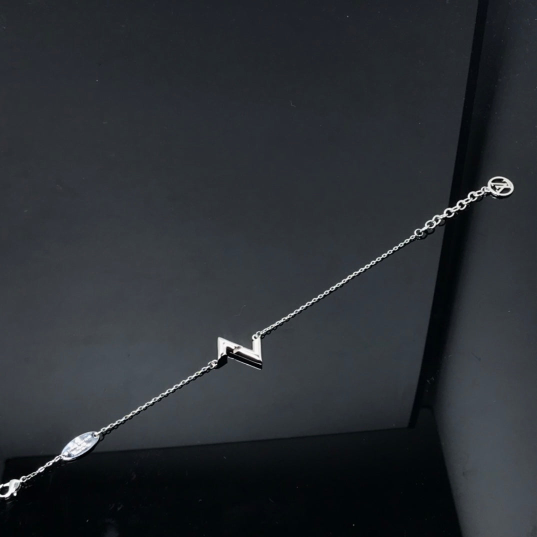 ¡®Lume Jewelry¡¯VOLT LV LOGO BRACELET