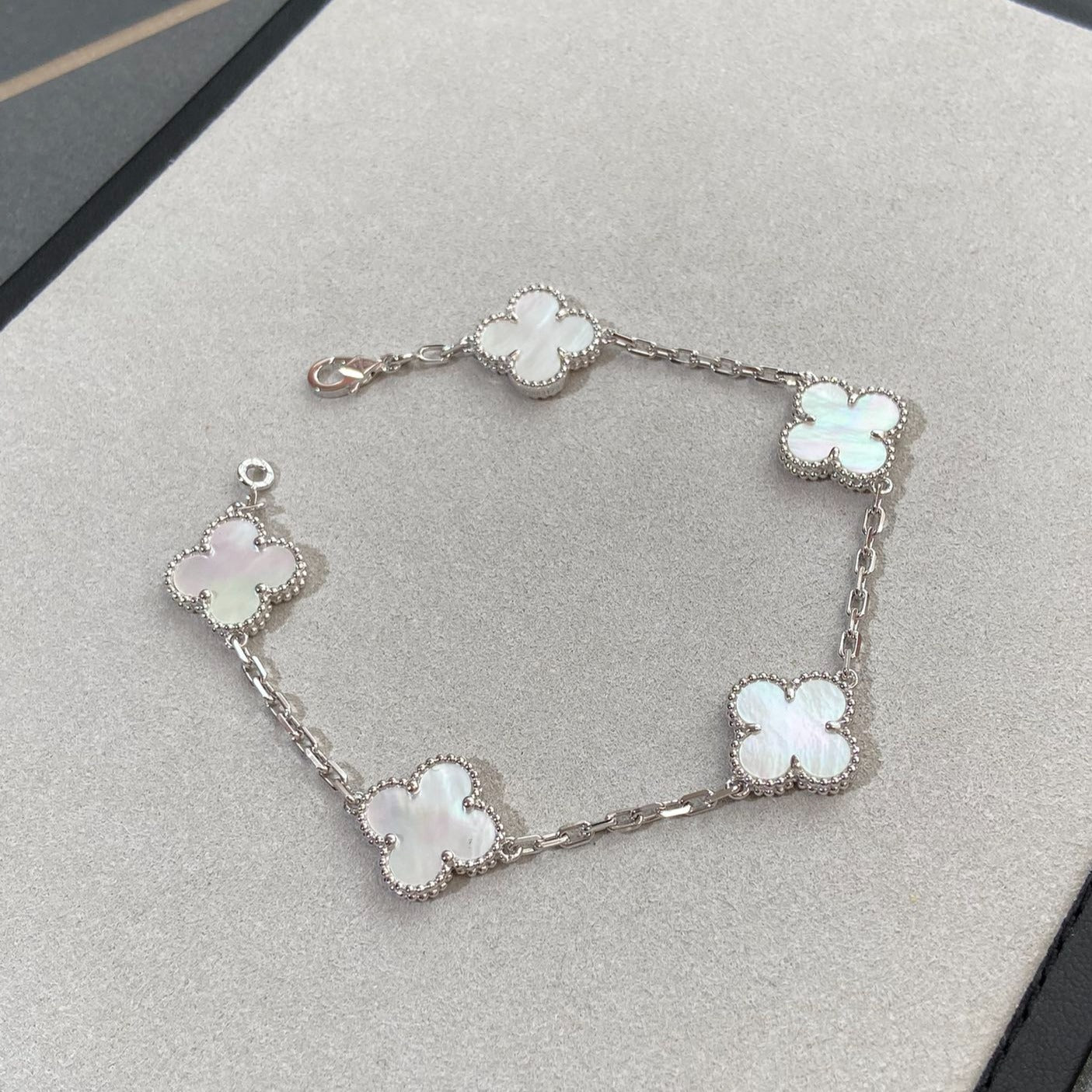 [Lume Jewelry]New CLOVER WHITE PEARL MOP 5 MOTIF BRACELET COLLECTION