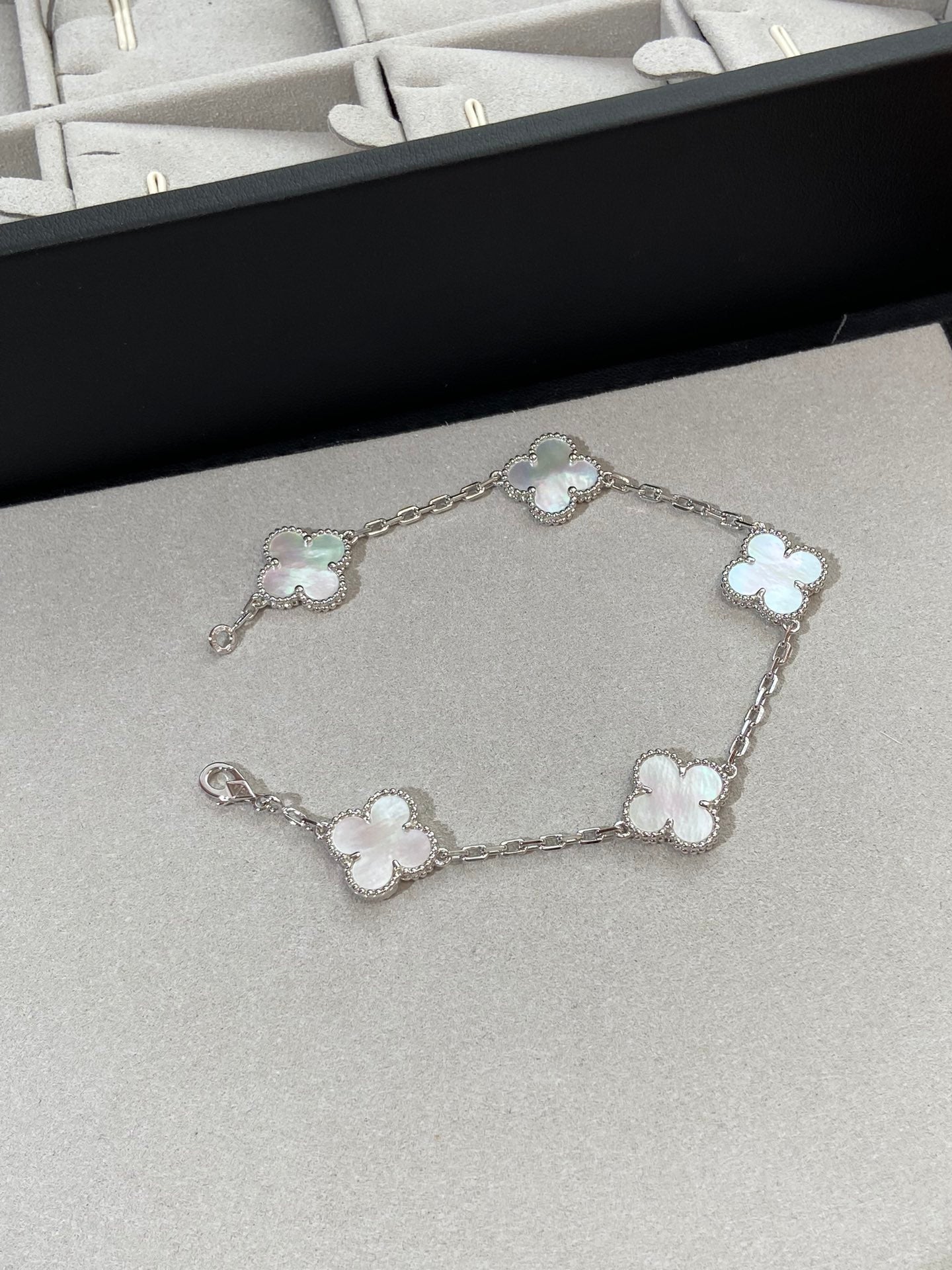 [Lume Jewelry]New CLOVER WHITE PEARL MOP 5 MOTIF BRACELET COLLECTION