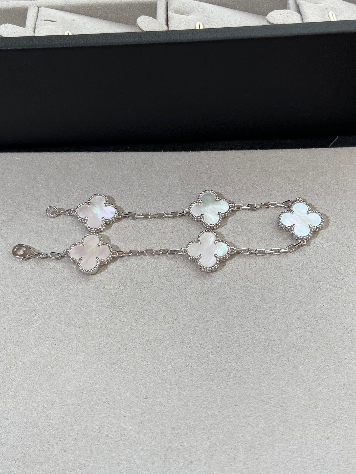 [Lume Jewelry]New CLOVER WHITE PEARL MOP 5 MOTIF BRACELET COLLECTION