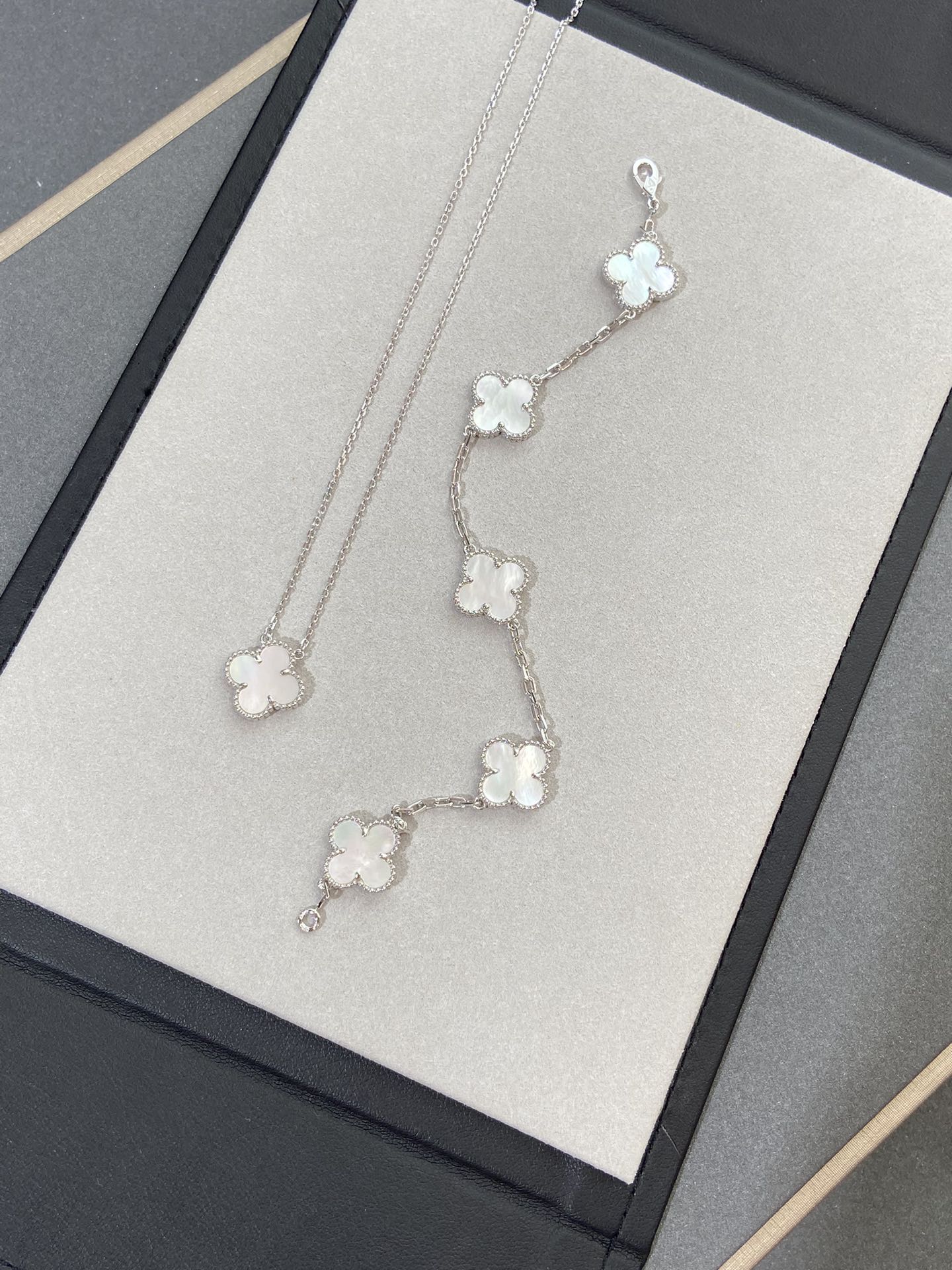 [Lume Jewelry]New CLOVER WHITE PEARL MOP 5 MOTIF BRACELET COLLECTION
