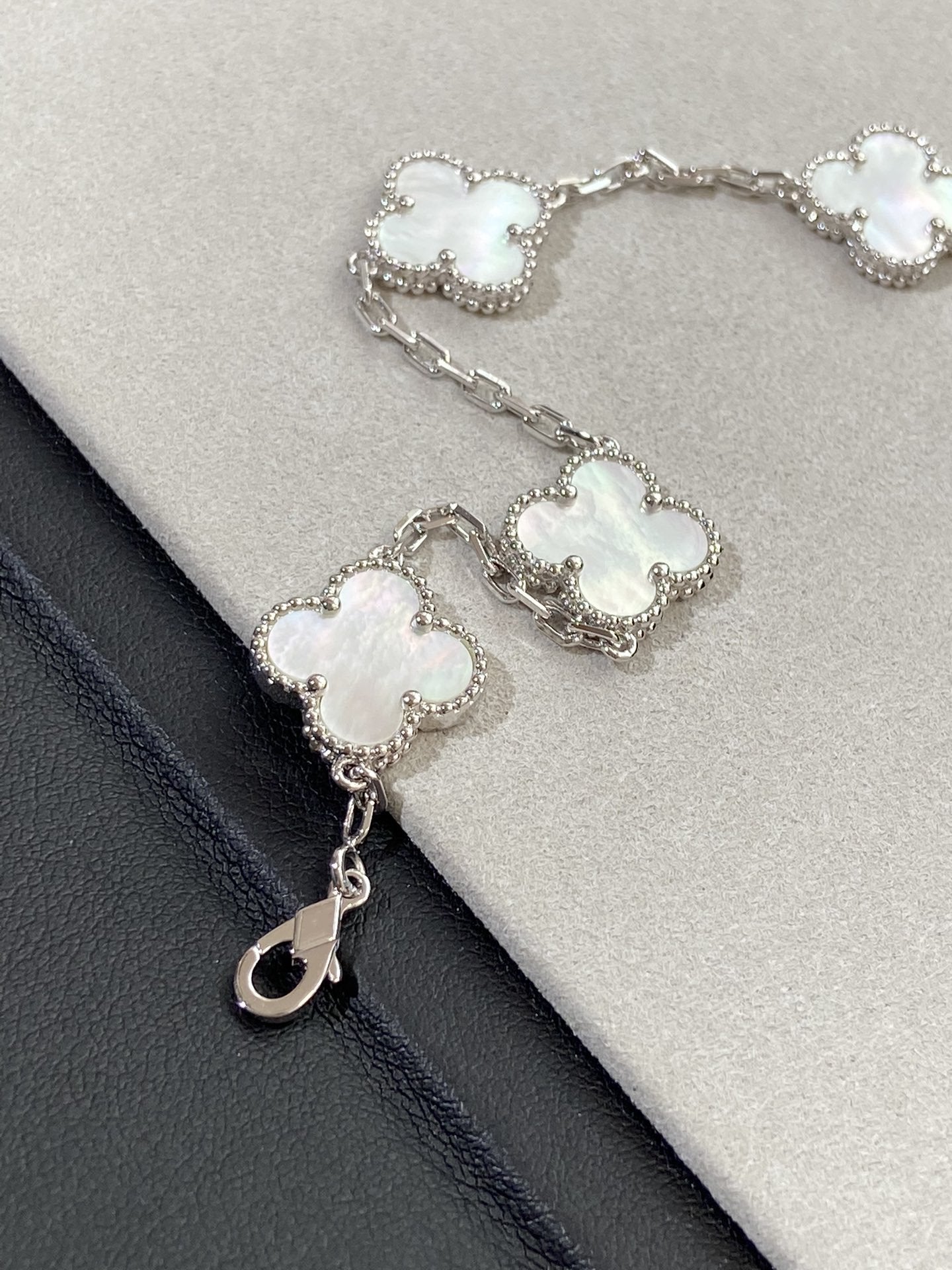 [Lume Jewelry]New CLOVER WHITE PEARL MOP 5 MOTIF BRACELET COLLECTION