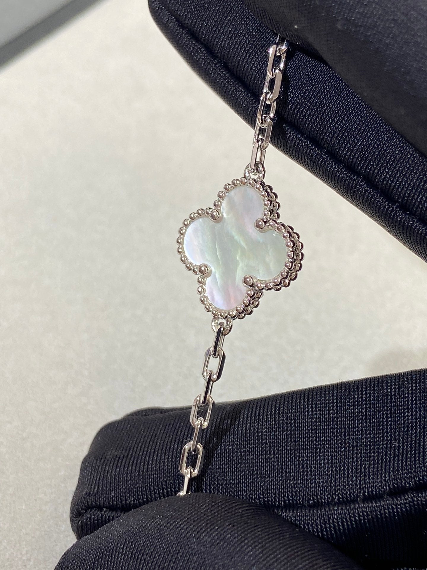 [Lume Jewelry]New CLOVER WHITE PEARL MOP 5 MOTIF BRACELET COLLECTION