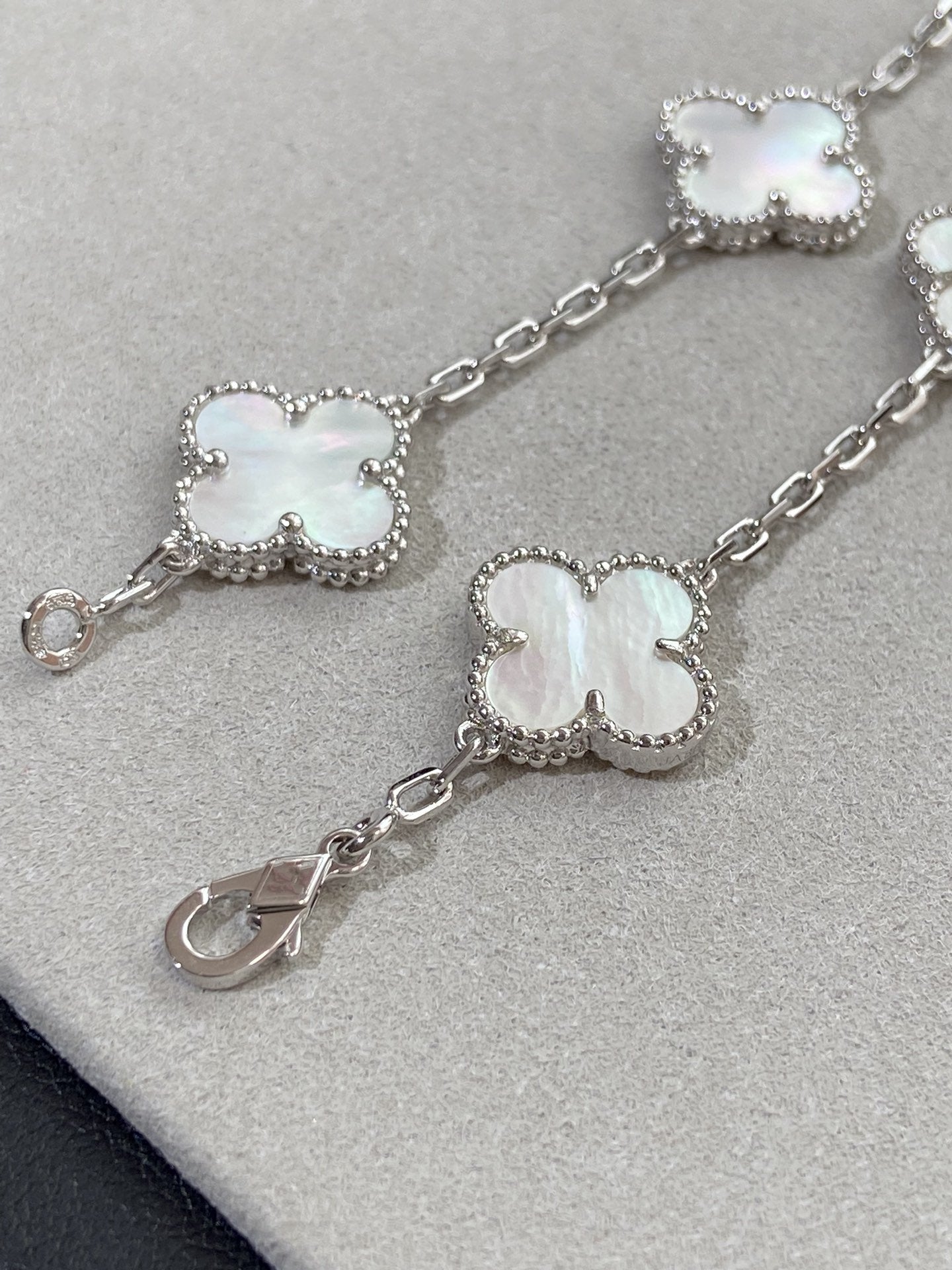 [Lume Jewelry]New CLOVER WHITE PEARL MOP 5 MOTIF BRACELET COLLECTION