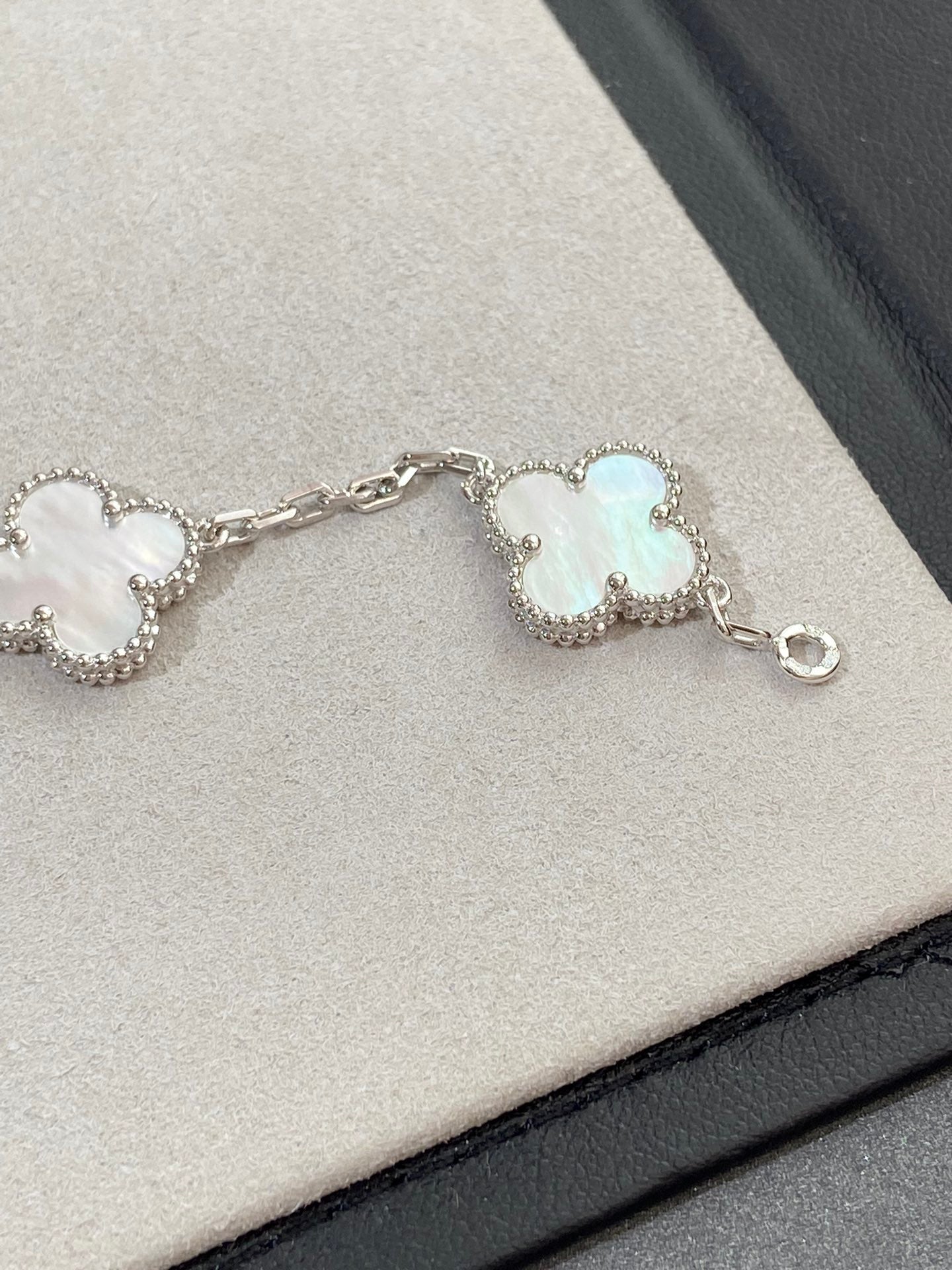[Lume Jewelry]New CLOVER WHITE PEARL MOP 5 MOTIF BRACELET COLLECTION