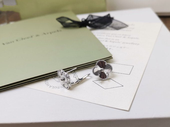 ¡®Lume Jewelry¡¯CLOVER MEDIUM STUD EARRINGS