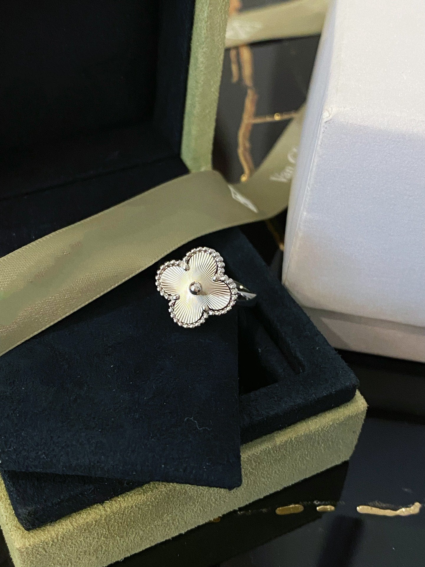 ¡®Lume Jewelry¡¯CLOVER SILVER RING