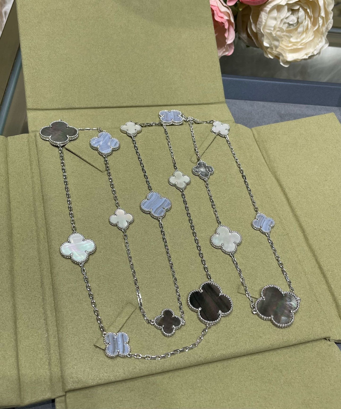 ¡®Lume Jewelry¡¯CLOVER 16 MOTIF CHALCEDONY MOP SILVER NECKLACE
