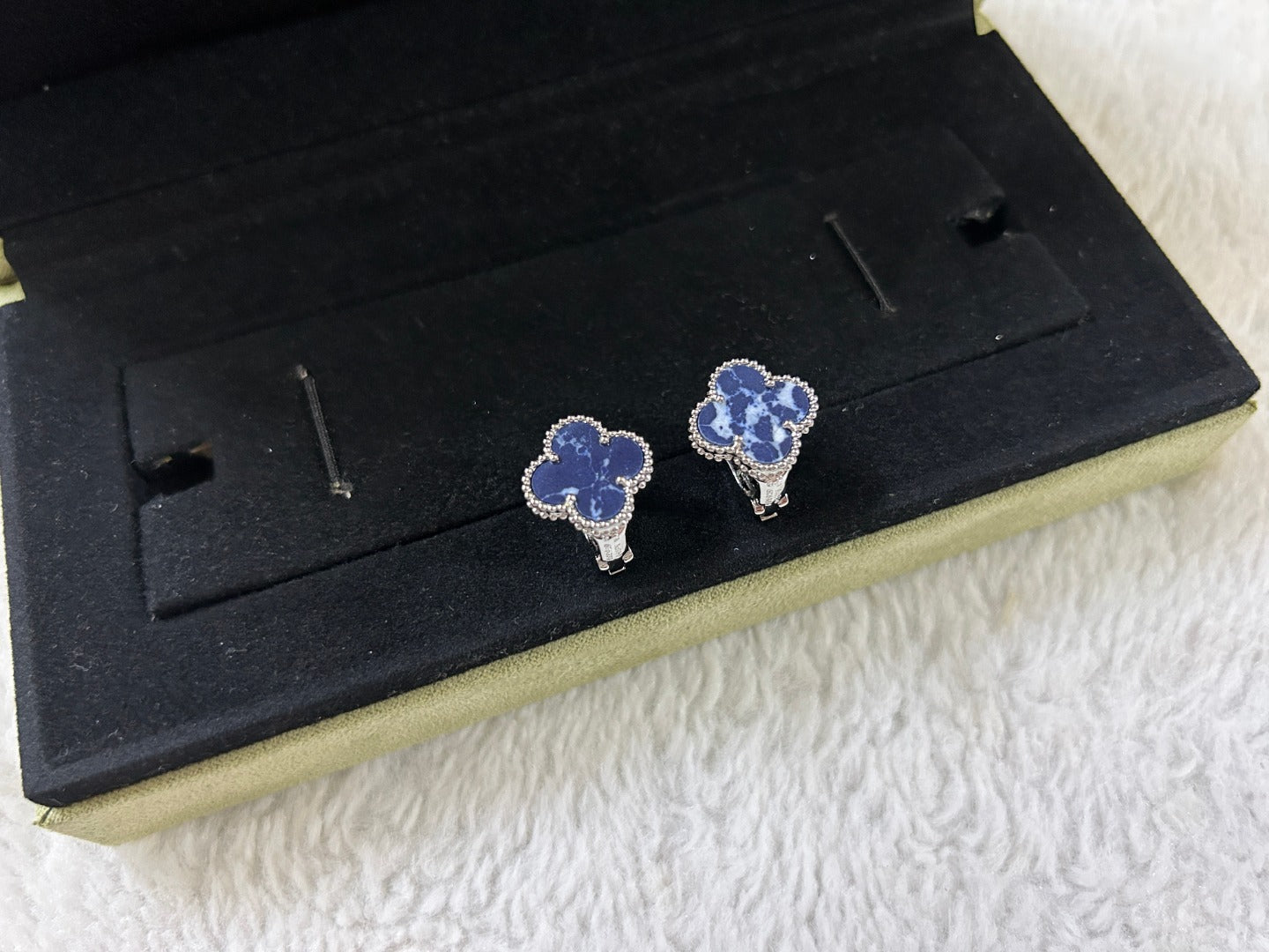 ¡®Lume Jewelry¡¯CLOVER PIETERSITE MEDIUM STUD EARRINGS