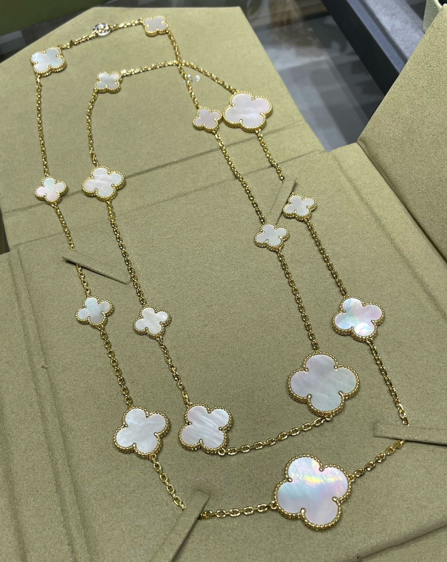 ¡®Lume Jewelry¡¯CLOVER 16 MOTIF WHITE MOP GOLD NECKLACE