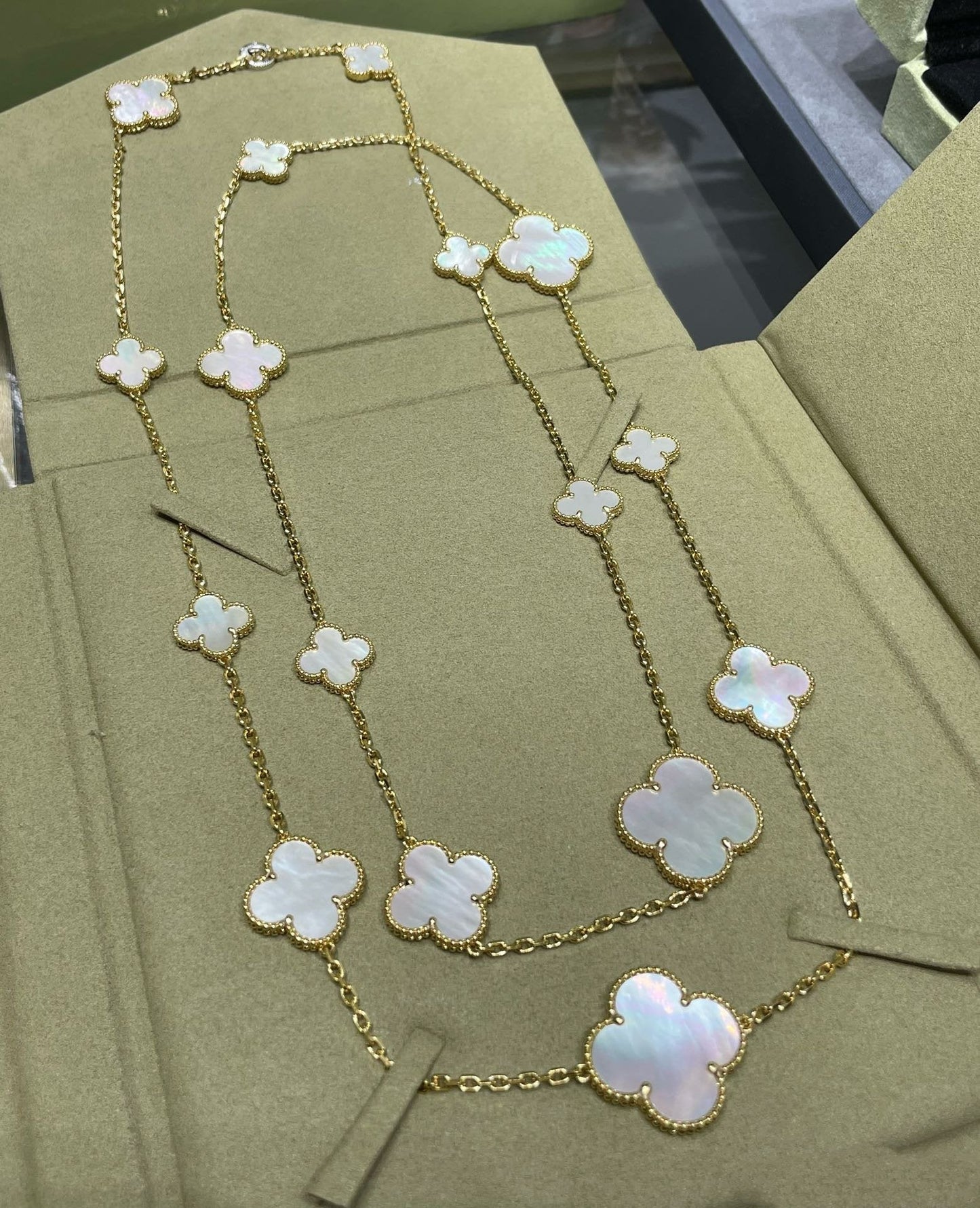 ¡®Lume Jewelry¡¯CLOVER 16 MOTIF WHITE MOP GOLD NECKLACE