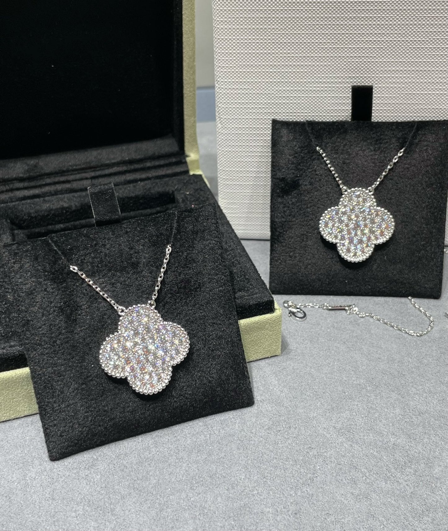 ¡®Lume Jewelry¡¯CLOVER 25MM LARGE PENDANT DIAMOND PAVED SILVER NECKLACE