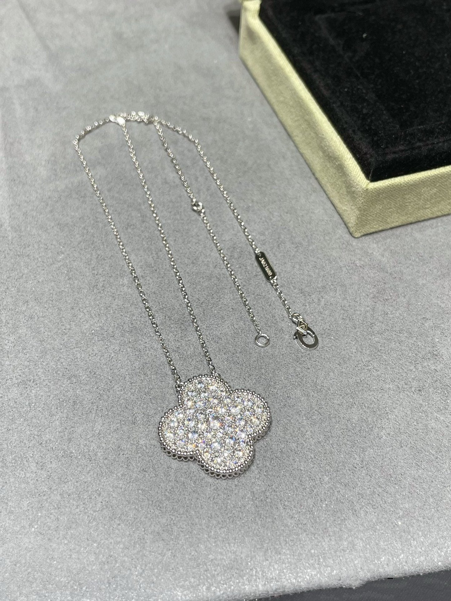 ¡®Lume Jewelry¡¯CLOVER 25MM LARGE PENDANT DIAMOND PAVED SILVER NECKLACE