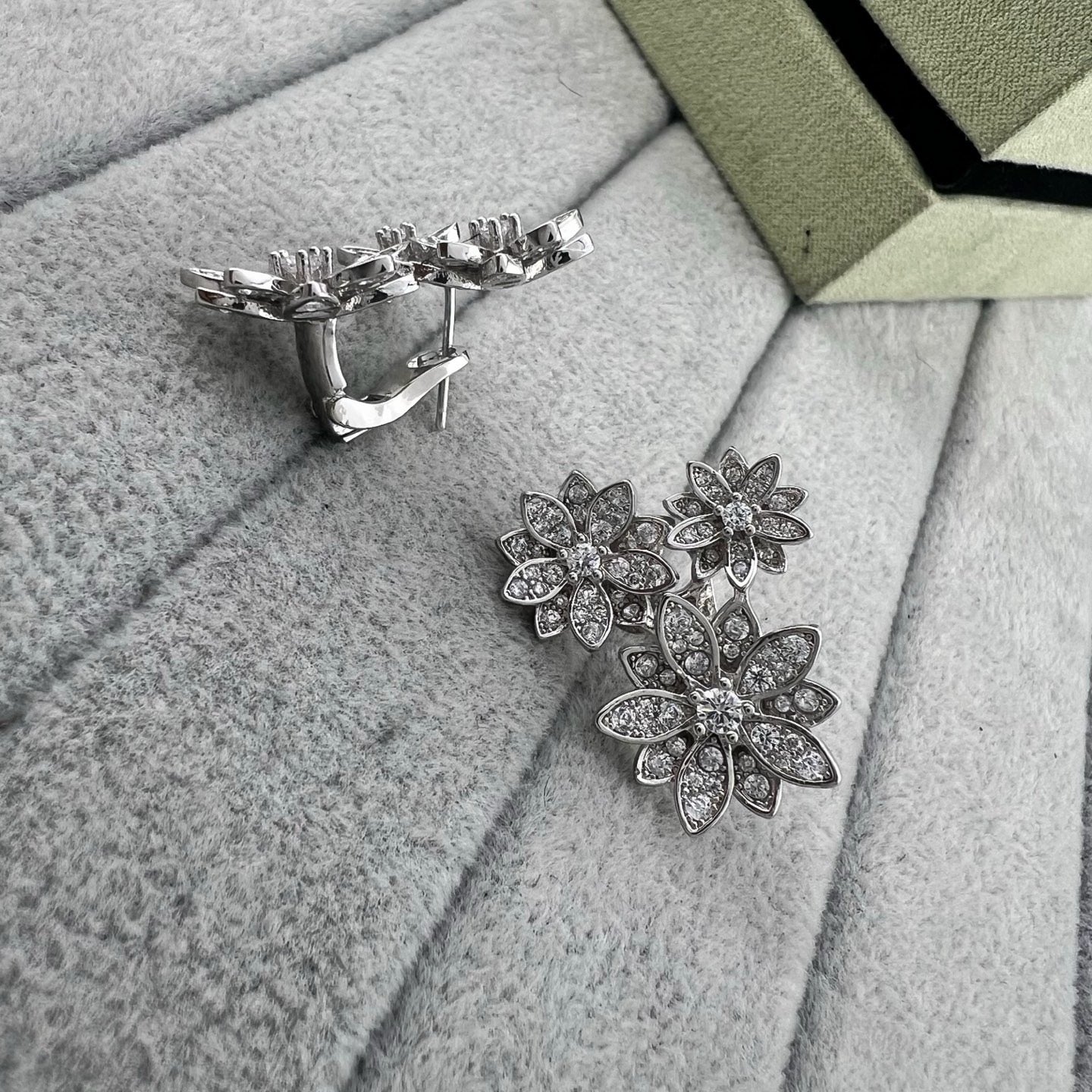 [Lume Jewelry] Full Diamond Hollow Lotus Necklace Set