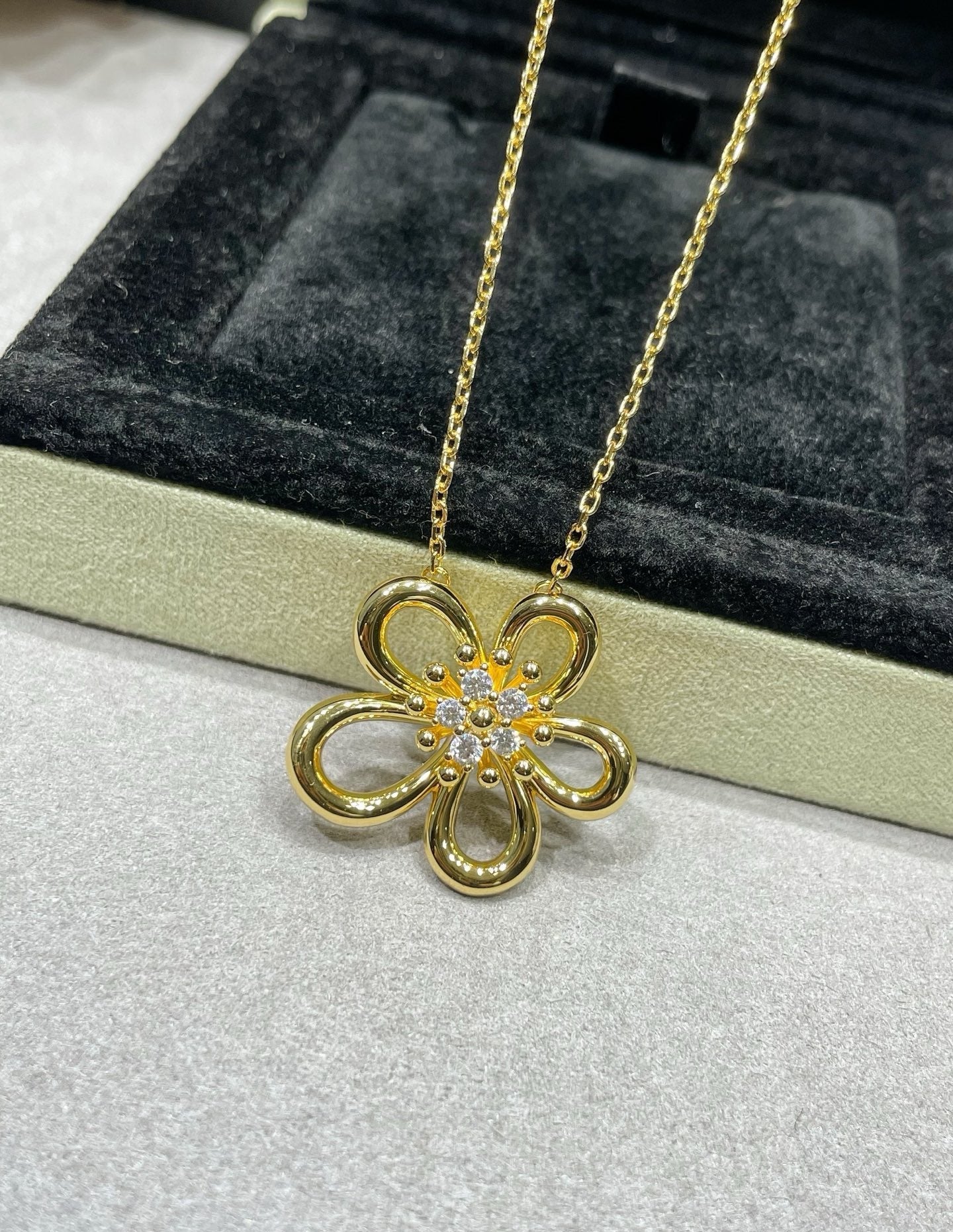 [Lume Jewelry] Flower Jewelry Set with Diamond Center