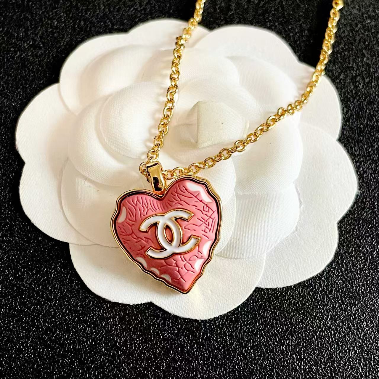 [Lume Jewelry] Heart-shaped Necklace & Earring Set