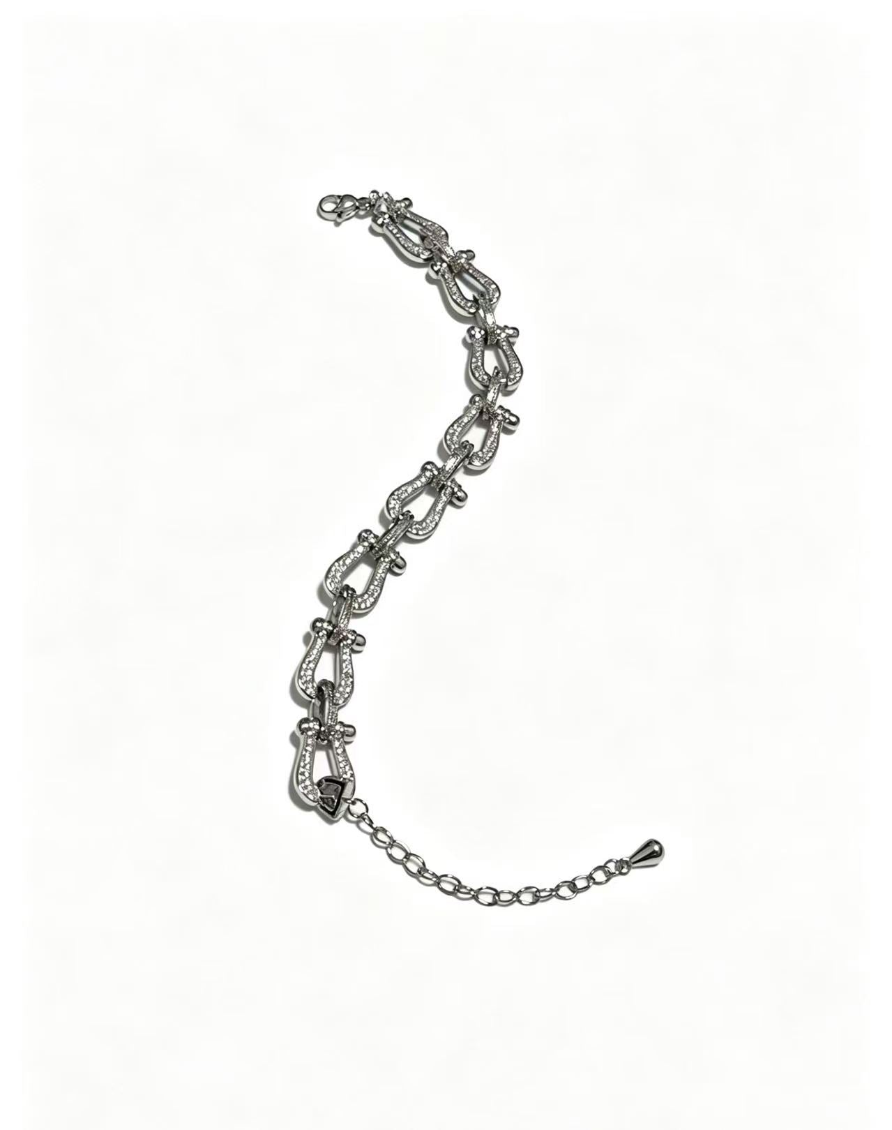¡®Lume JewelryDiamond-studded Horseshoe Bracelet