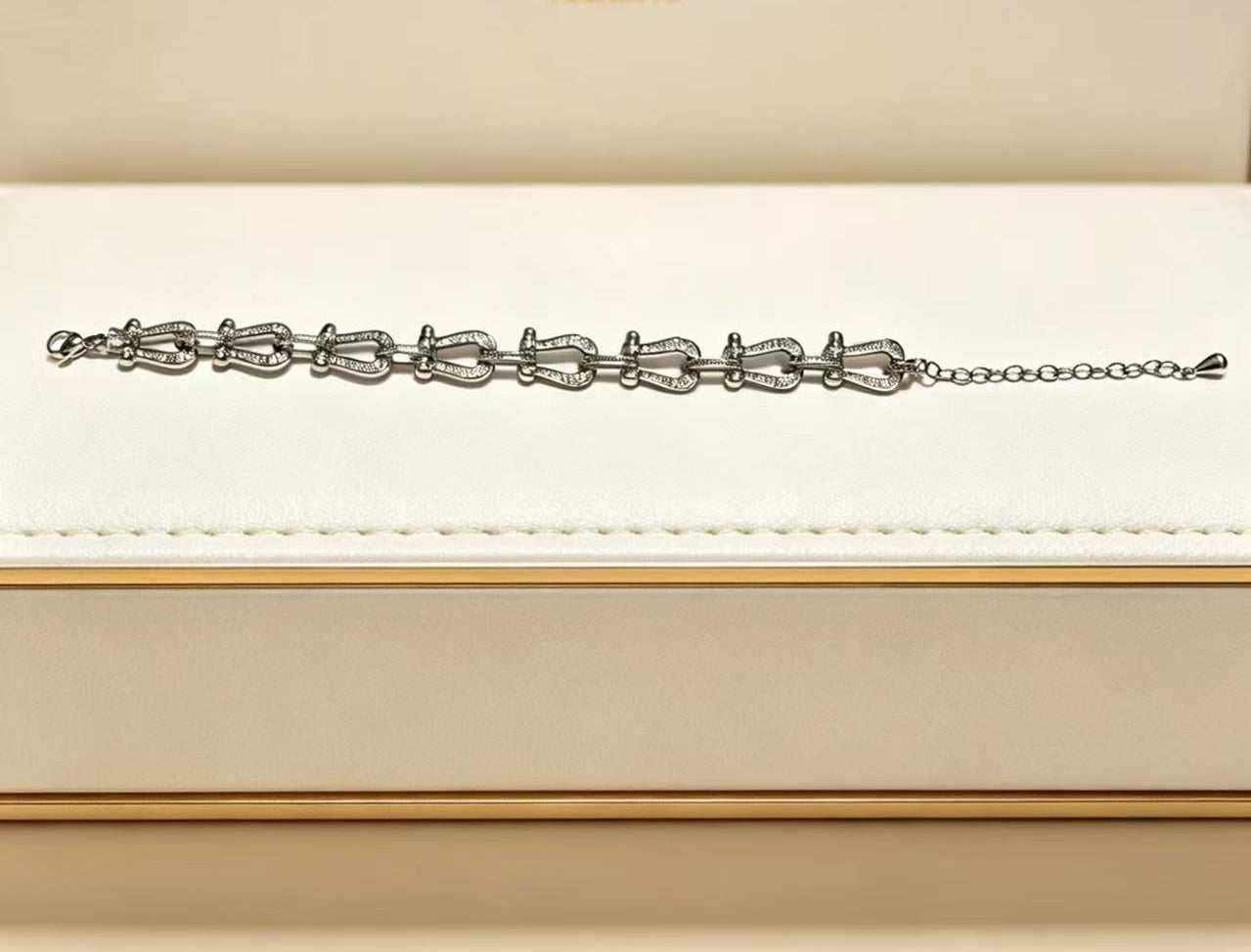 ¡®Lume JewelryDiamond-studded Horseshoe Bracelet