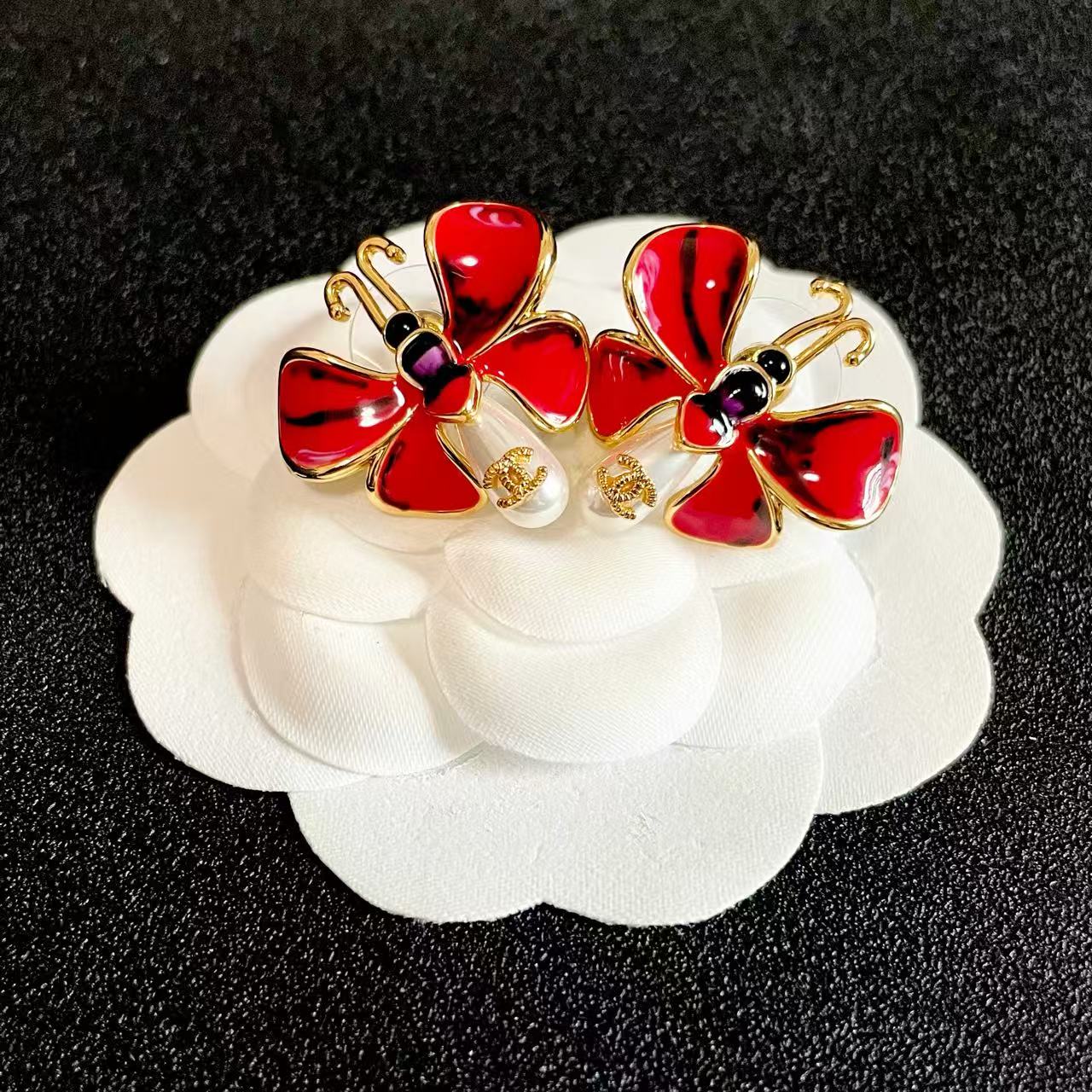 [Lume Jewelry] Ladybug Enamel & Faux Pearl Clip-On Earrings