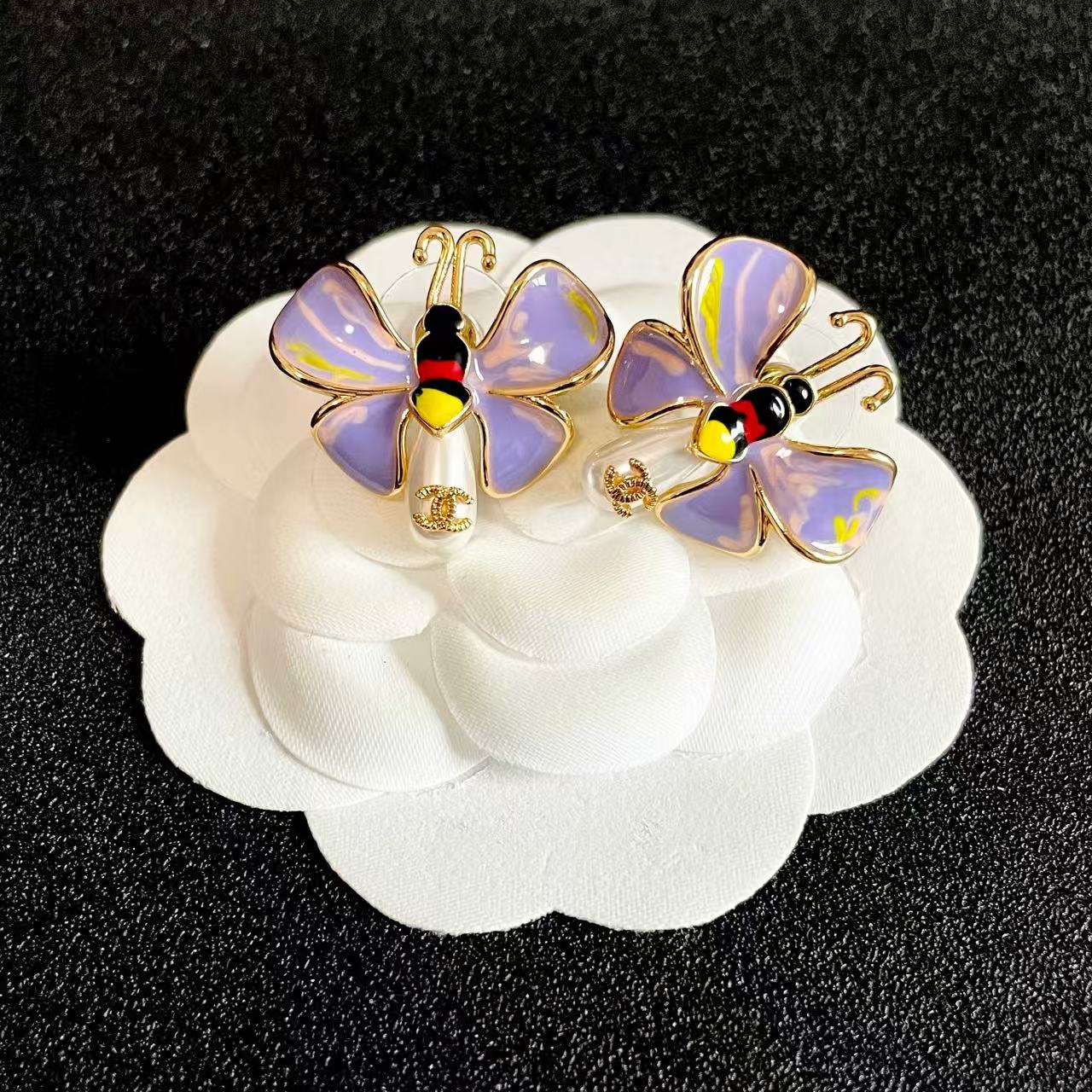 [Lume Jewelry] Ladybug Enamel & Faux Pearl Clip-On Earrings
