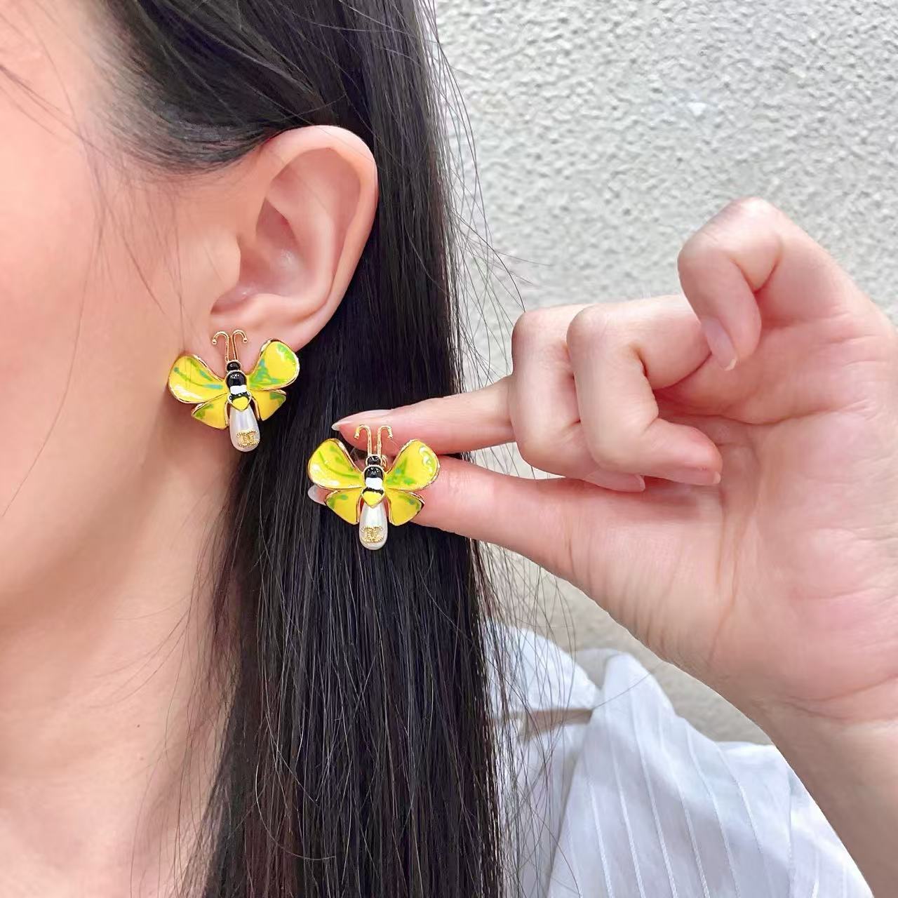 [Lume Jewelry] Ladybug Enamel & Faux Pearl Clip-On Earrings