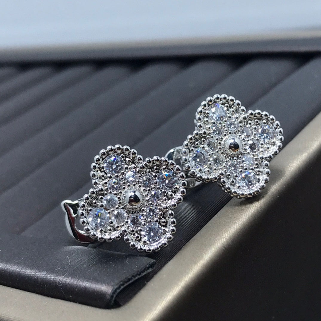 ¡®Lume Jewelry¡¯Full Pave Clover Stud Earrings