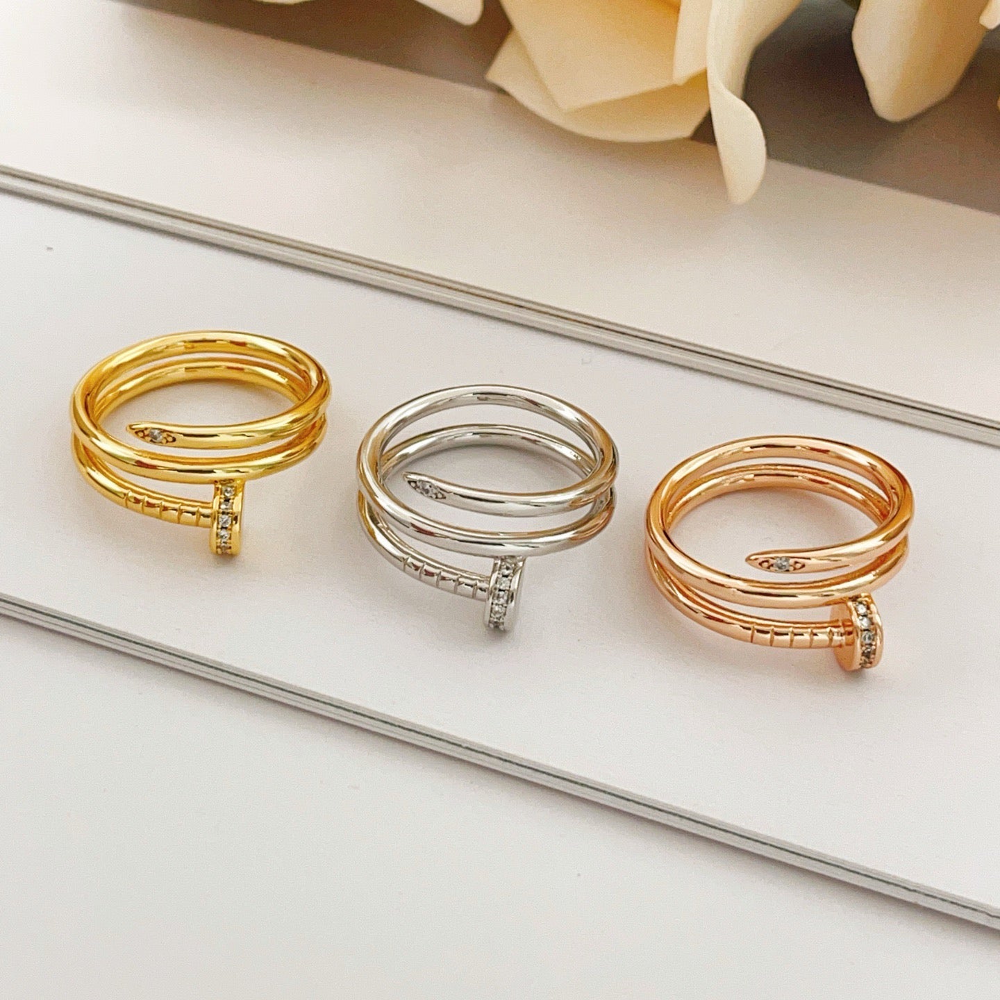 ¡®Lume Jewelry¡¯Juste un Clou Double‑Loop Diamond‑Set Ring