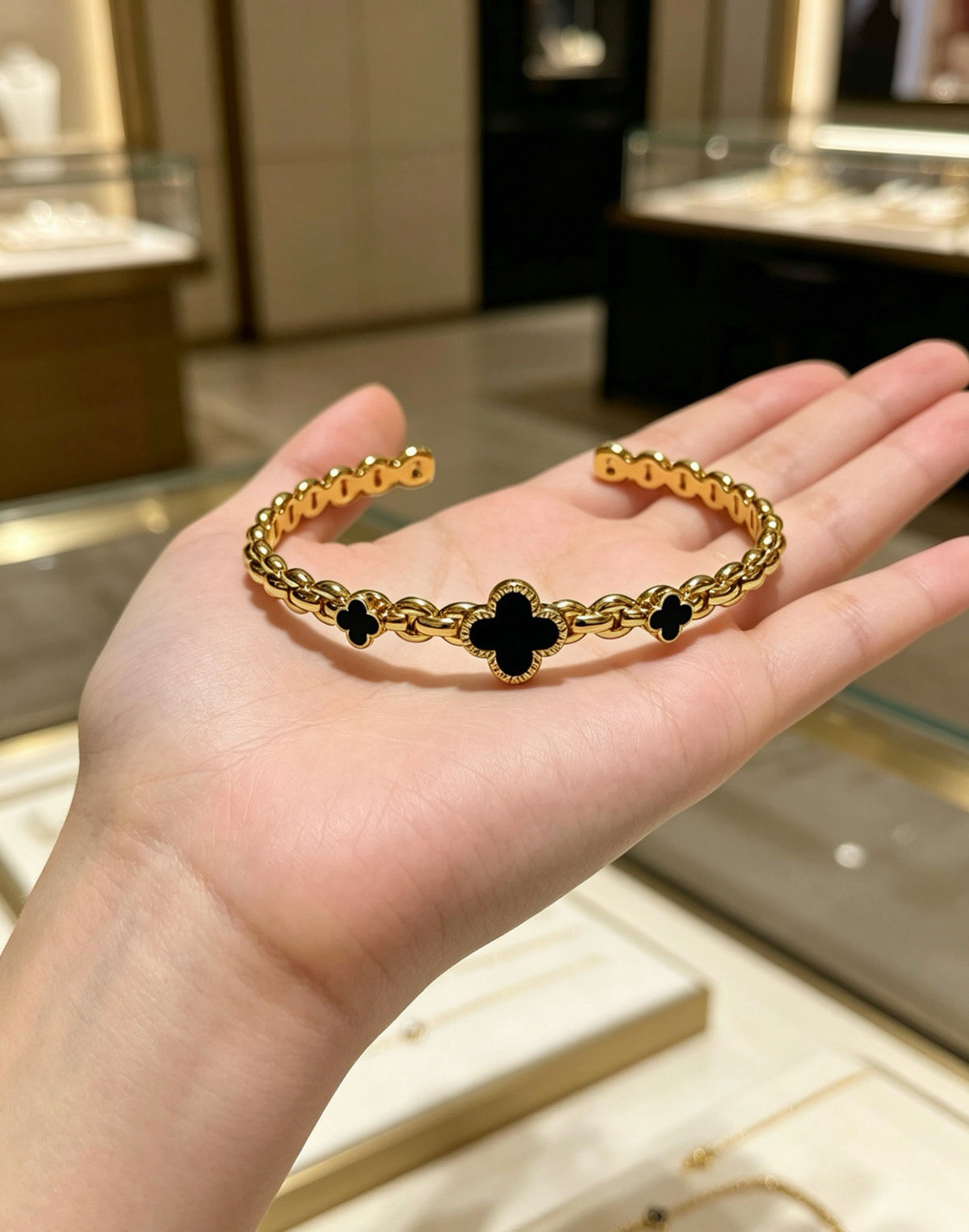 ¡®Lume Jewelry¡¯Vintage Alhambra 3‑Flower Open Cuff, Black Onyx Gold‑Tone Chain Bangle