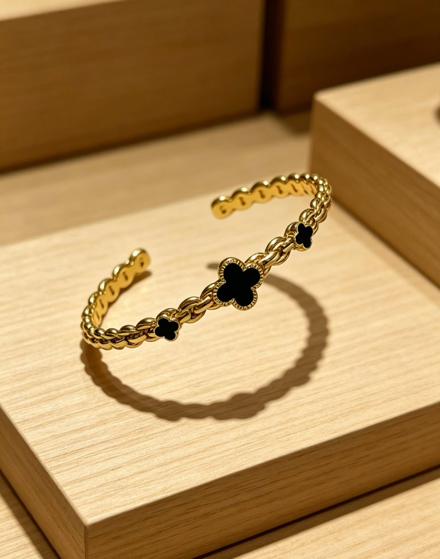 ¡®Lume Jewelry¡¯Vintage Alhambra 3‑Flower Open Cuff, Black Onyx Gold‑Tone Chain Bangle