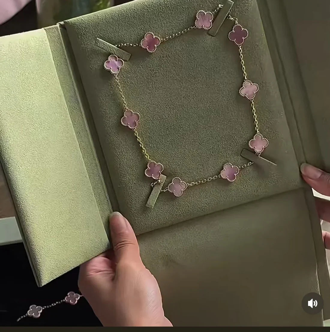 [Lume Jewelry] Pink Necklace with Ten Clover Designs