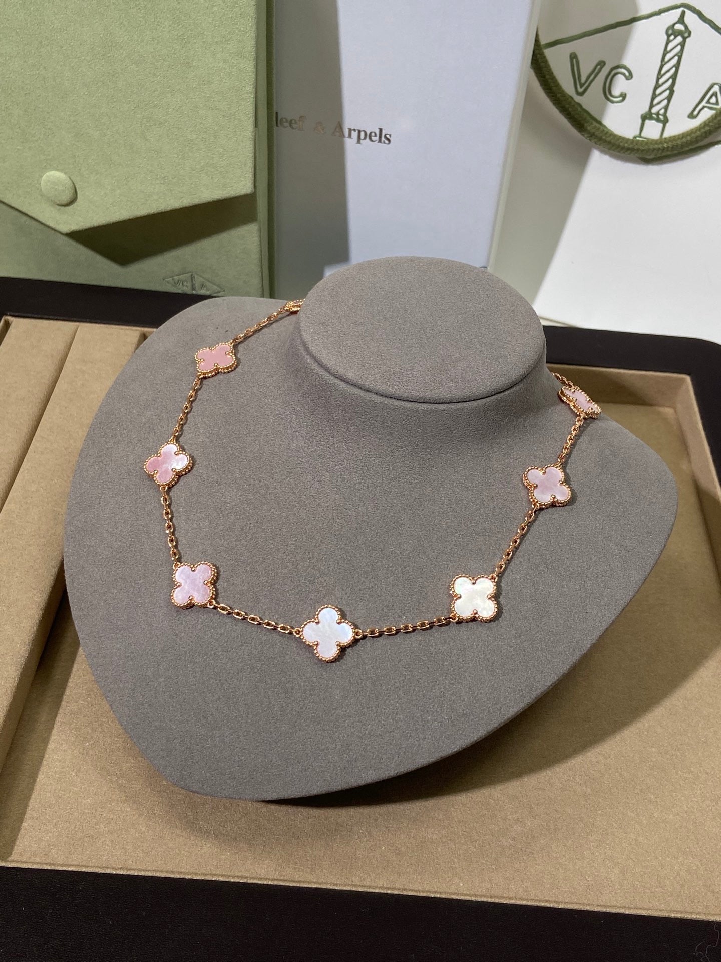 [Lume Jewelry] Pink Necklace with Ten Clover Designs
