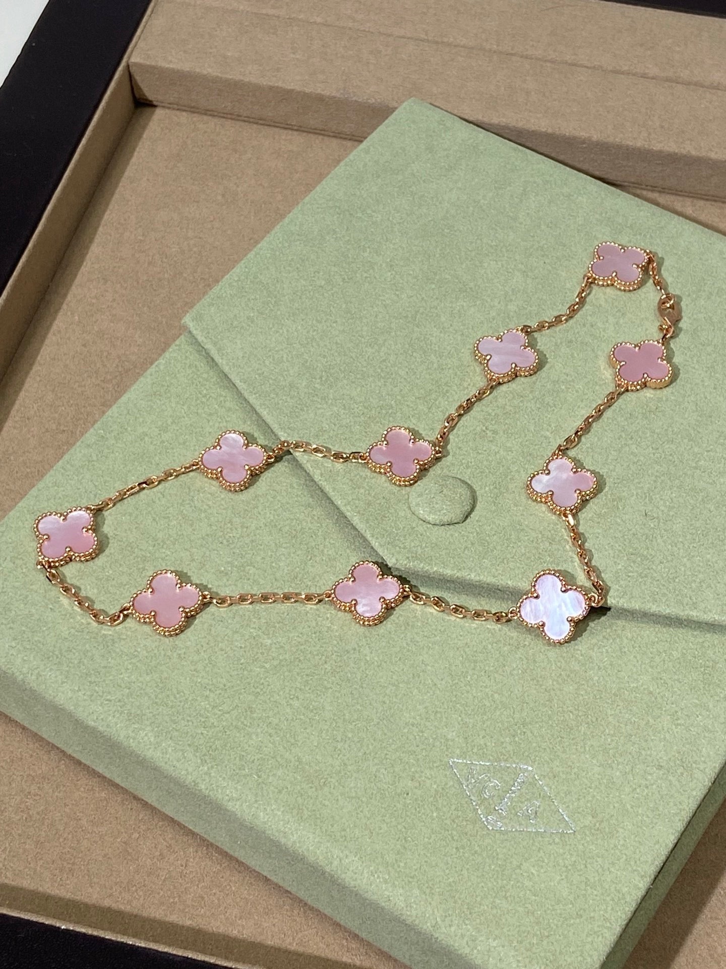 [Lume Jewelry] Pink Necklace with Ten Clover Designs