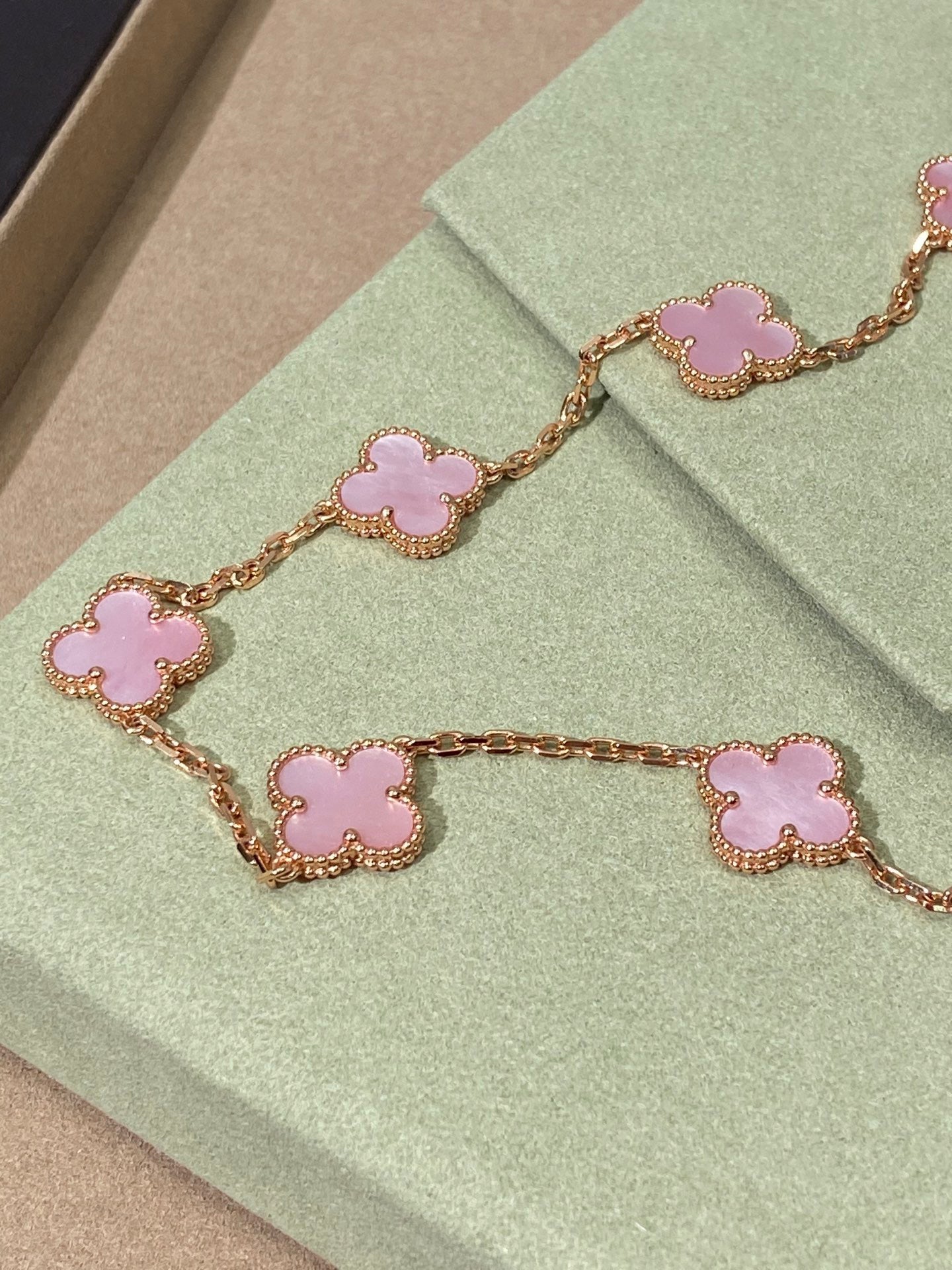 [Lume Jewelry] Pink Necklace with Ten Clover Designs