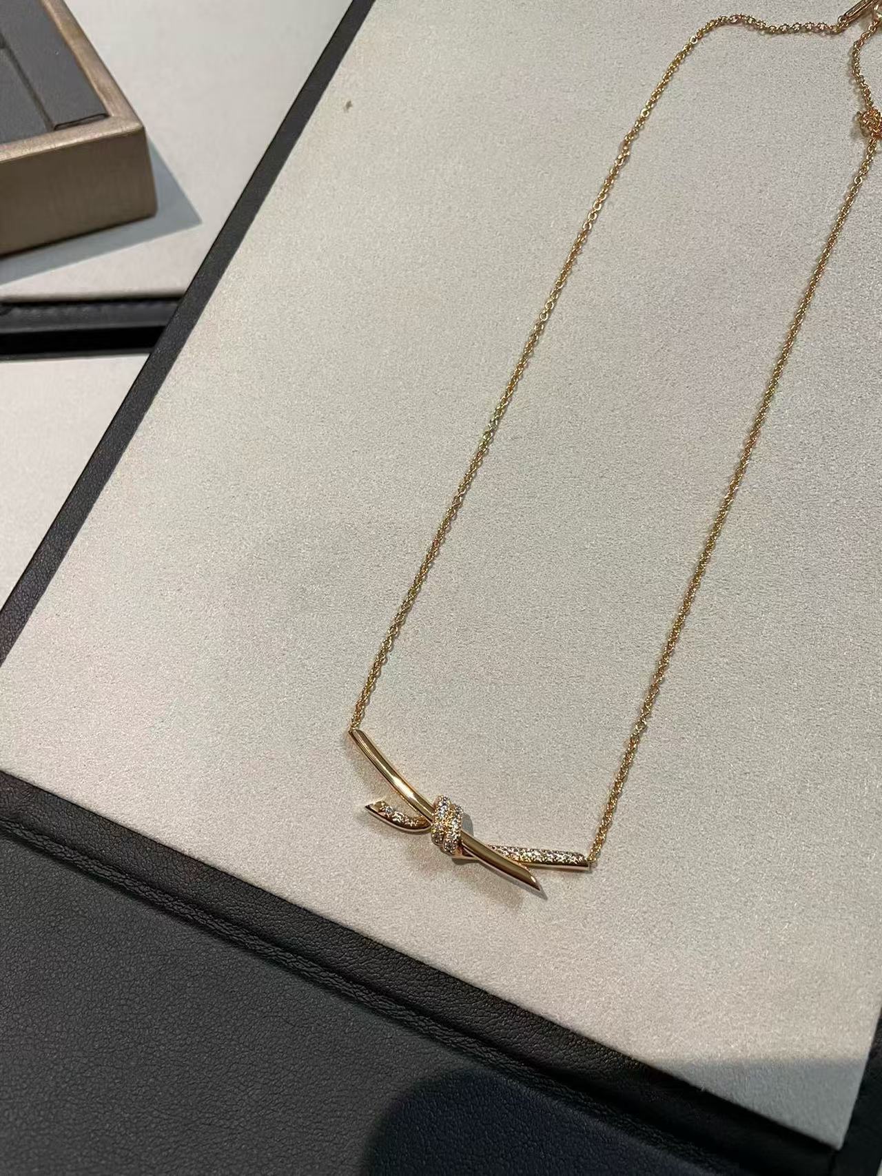 [Lume Jewelry]T House Diamond-Studded Knot Necklace