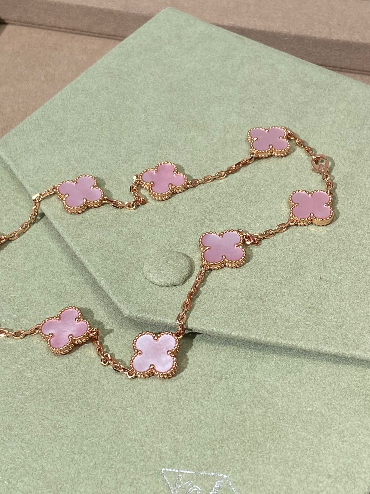 [Lume Jewelry] Pink Necklace with Ten Clover Designs