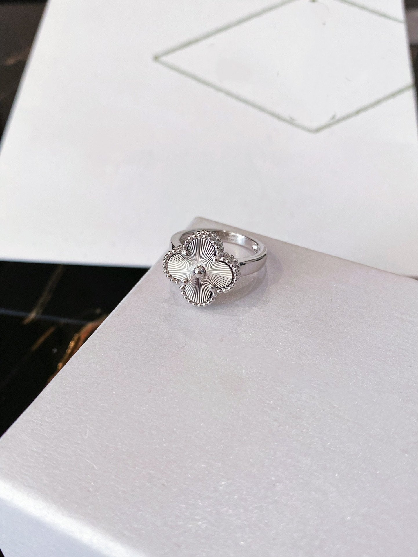 ¡®Lume Jewelry¡¯CLOVER SILVER RING