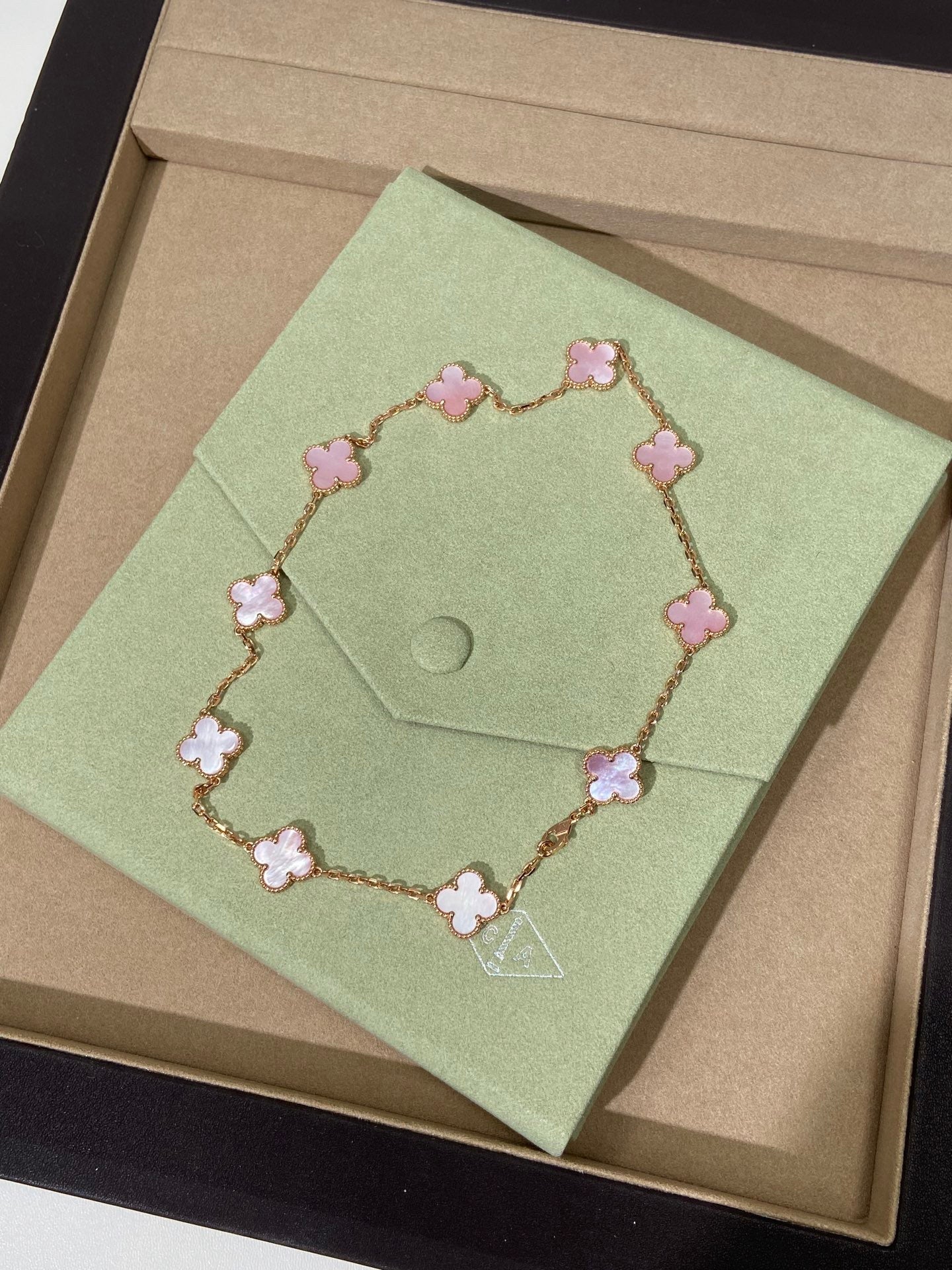 [Lume Jewelry] Pink Necklace with Ten Clover Designs