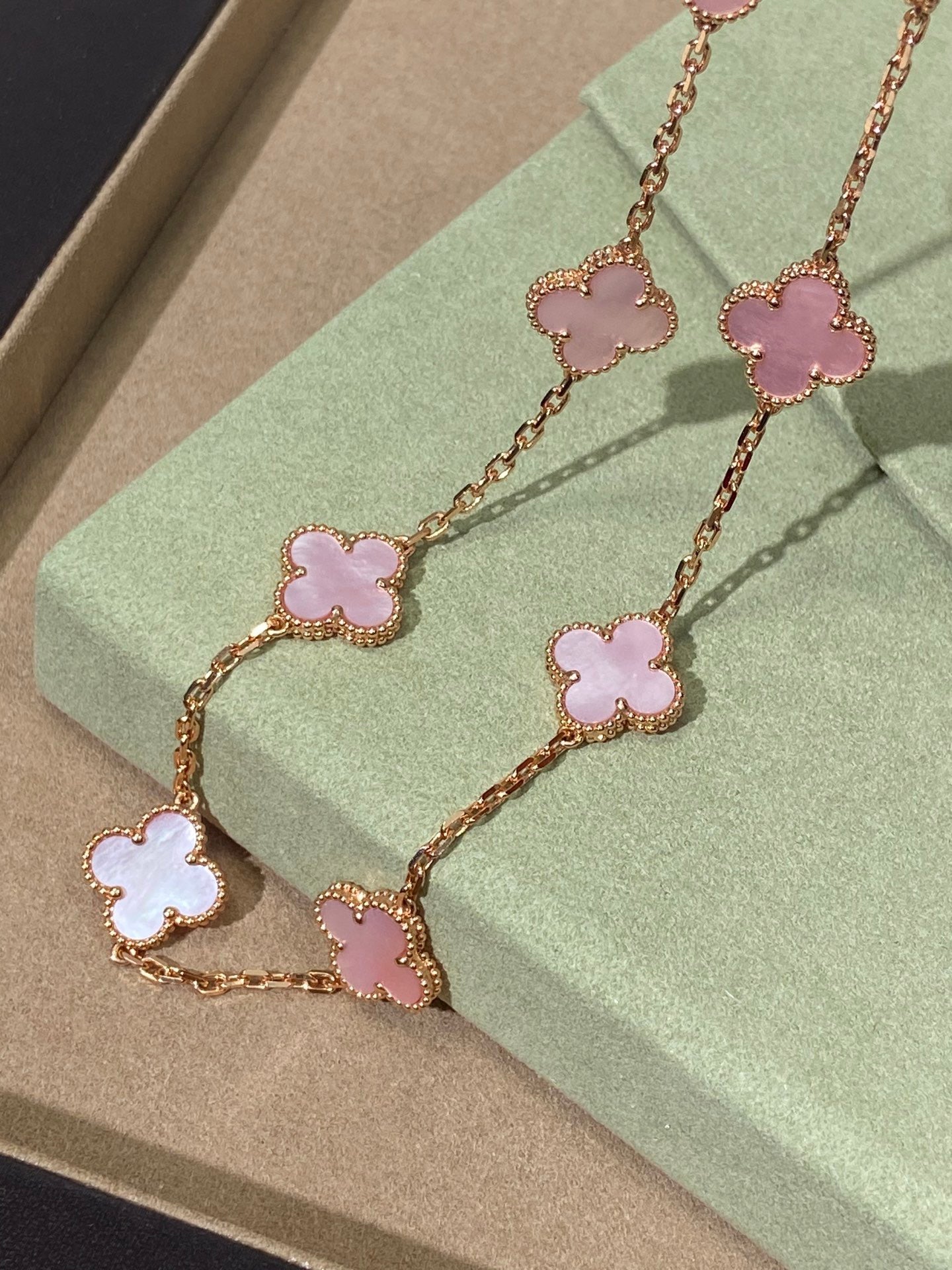 [Lume Jewelry] Pink Necklace with Ten Clover Designs