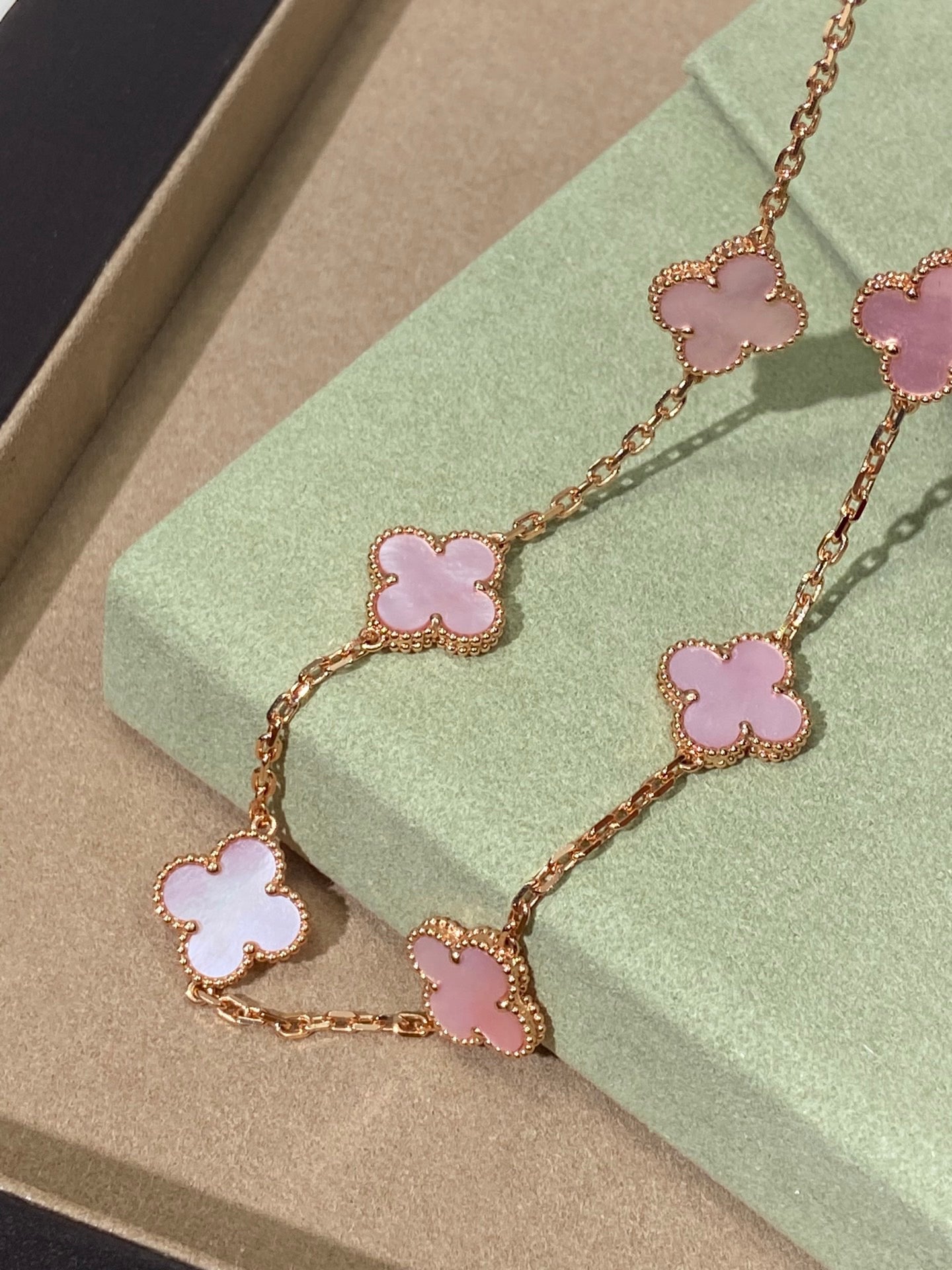 [Lume Jewelry] Pink Necklace with Ten Clover Designs