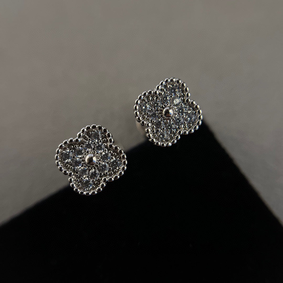 ¡®Lume Jewelry¡¯CLOVER MINI DIAMOND STUD EARRINGS