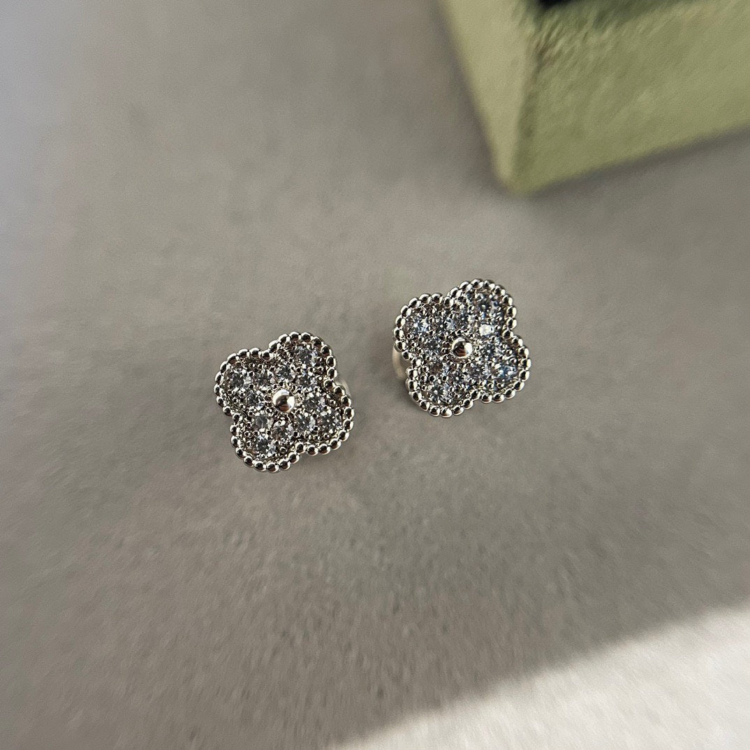 ¡®Lume Jewelry¡¯CLOVER MINI DIAMOND STUD EARRINGS
