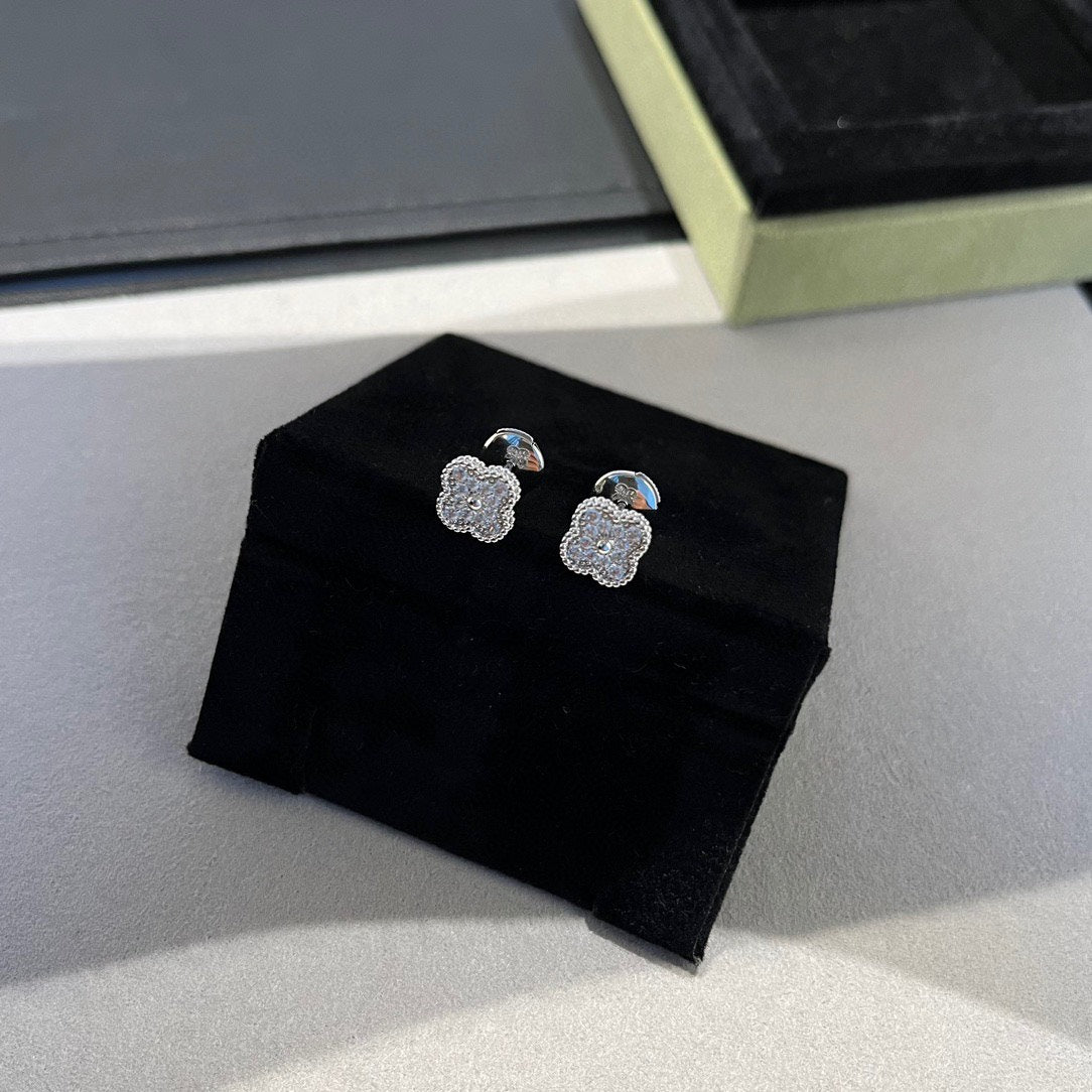 ¡®Lume Jewelry¡¯CLOVER MINI DIAMOND STUD EARRINGS
